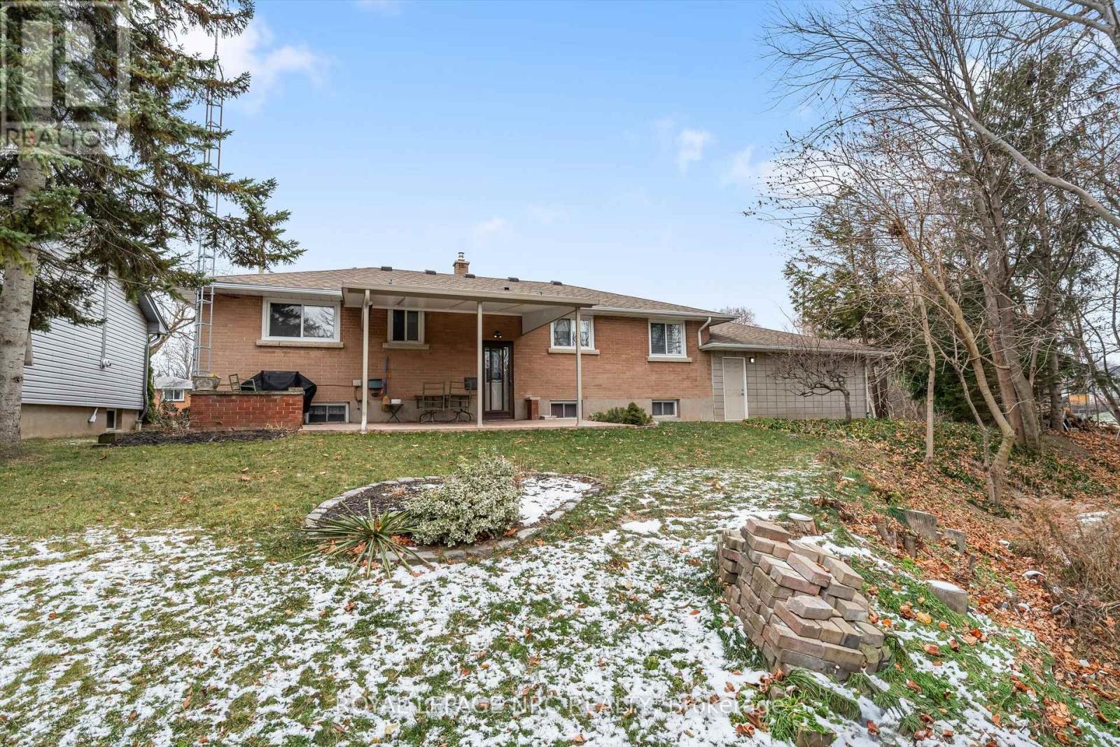 












26 SOUTHDALE DRIVE

,
St. Catharines (Vine/Linwell),




Ontario
L2M3N5

