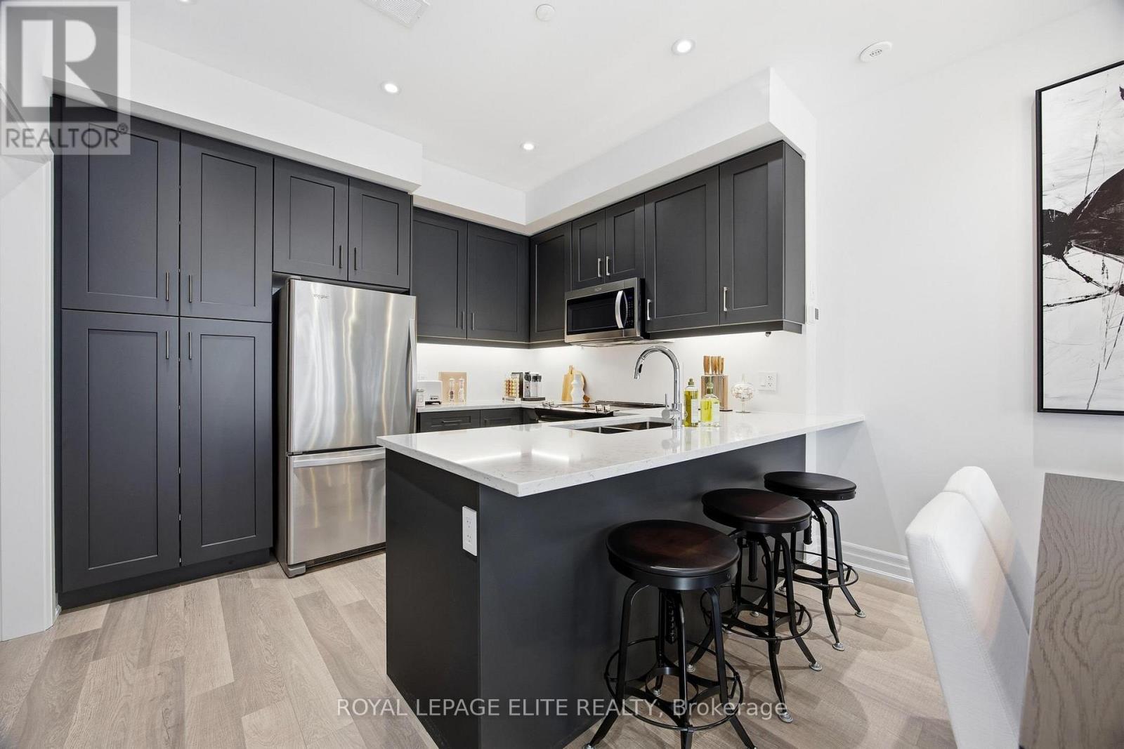 












723 - 665 CRICKLEWOOD DRIVE

,
Mississauga,




Ontario
L5G0B9

