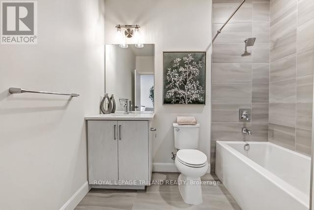 












204 - 16 COMPASS TRAIL

,
Central Elgin (Port Stanley),




Ontario
N5L0B4

