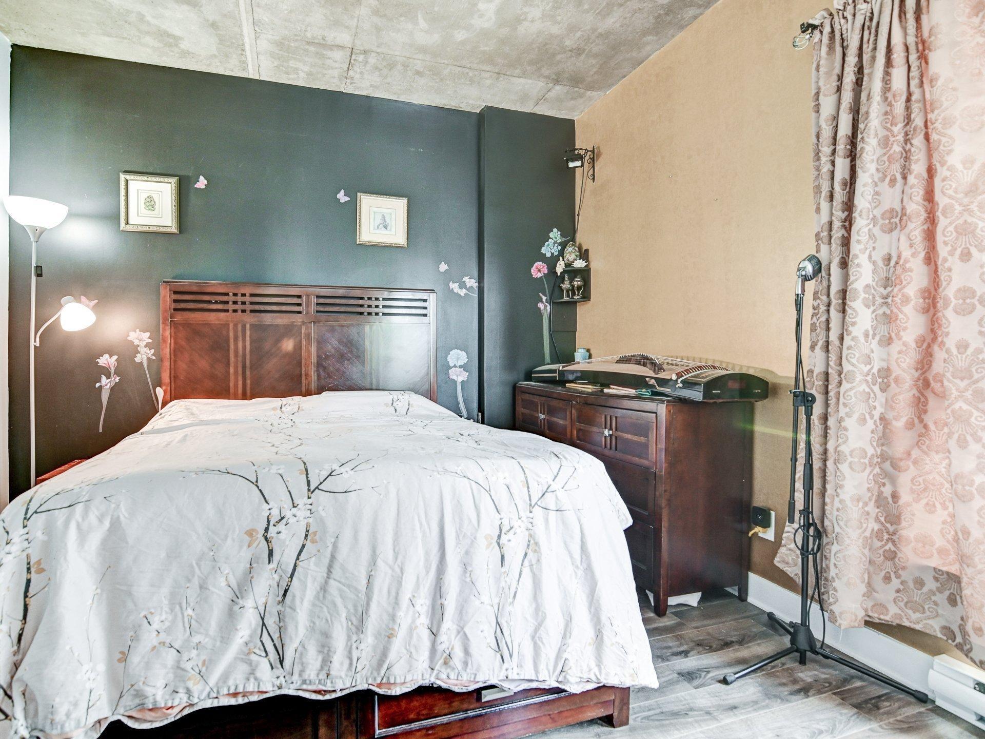 









1150


Rue St-Denis

, 508,
Montréal (Ville-Marie),




QC
H2X0B3

