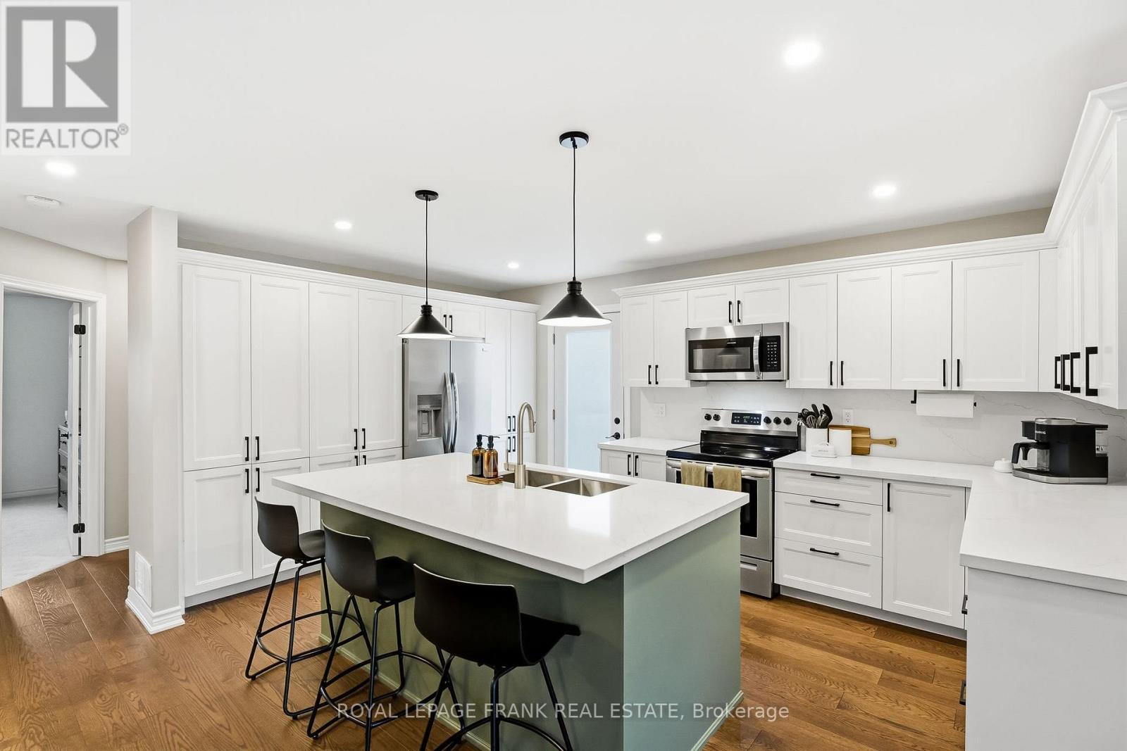 












815 ATTERSLEY DRIVE

,
Oshawa (Pinecrest),




Ontario
L1K1T4

