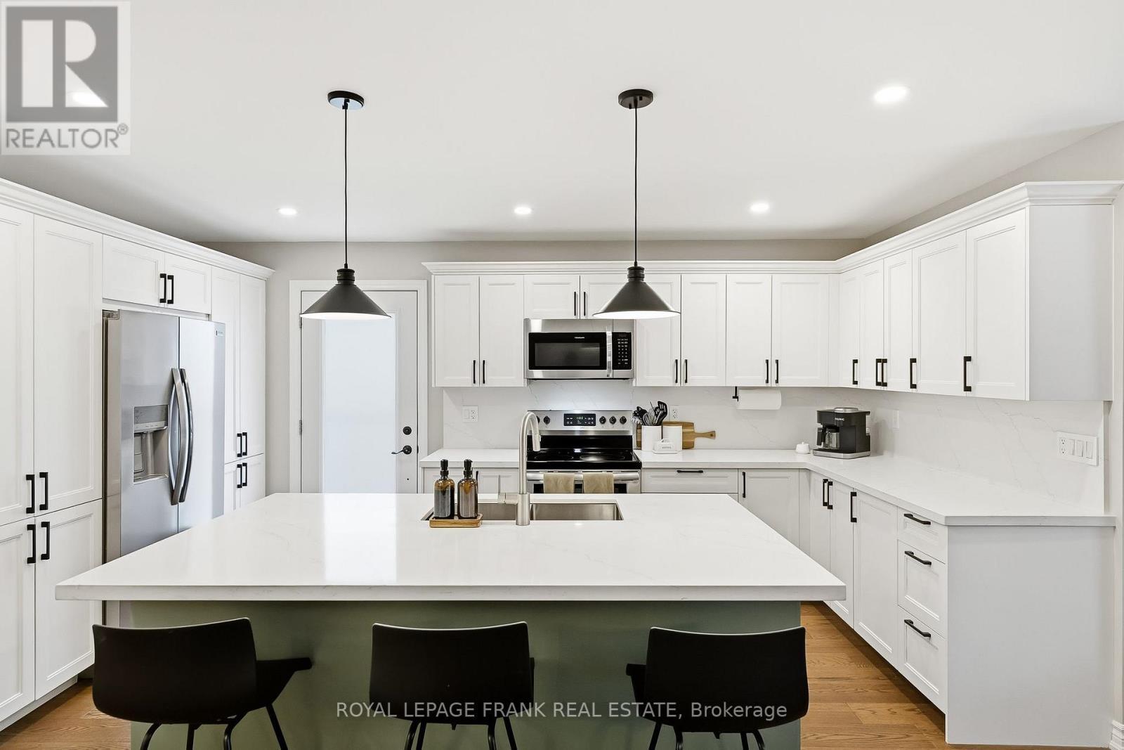 












815 ATTERSLEY DRIVE

,
Oshawa (Pinecrest),




Ontario
L1K1T4

