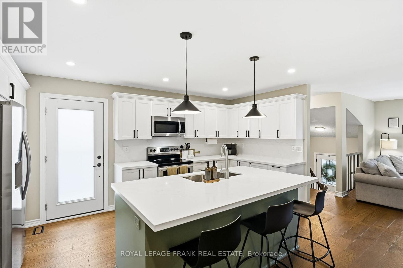 












815 ATTERSLEY DRIVE

,
Oshawa (Pinecrest),




Ontario
L1K1T4

