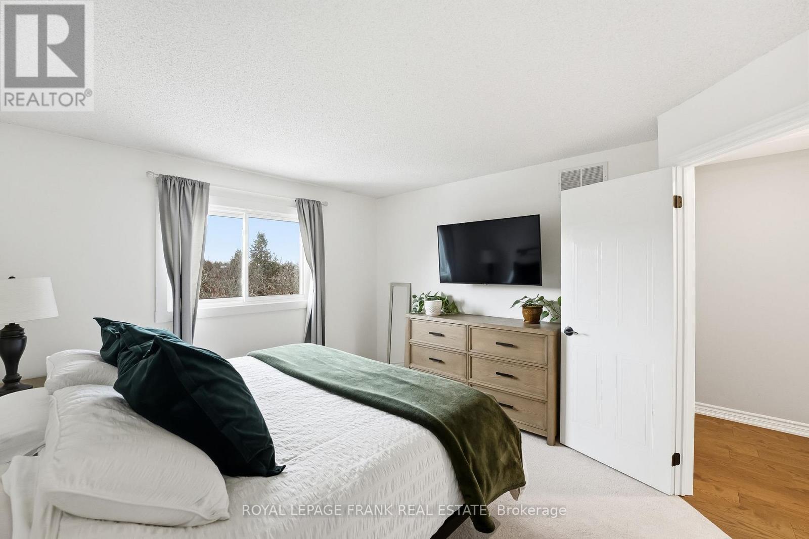 












815 ATTERSLEY DRIVE

,
Oshawa (Pinecrest),




Ontario
L1K1T4

