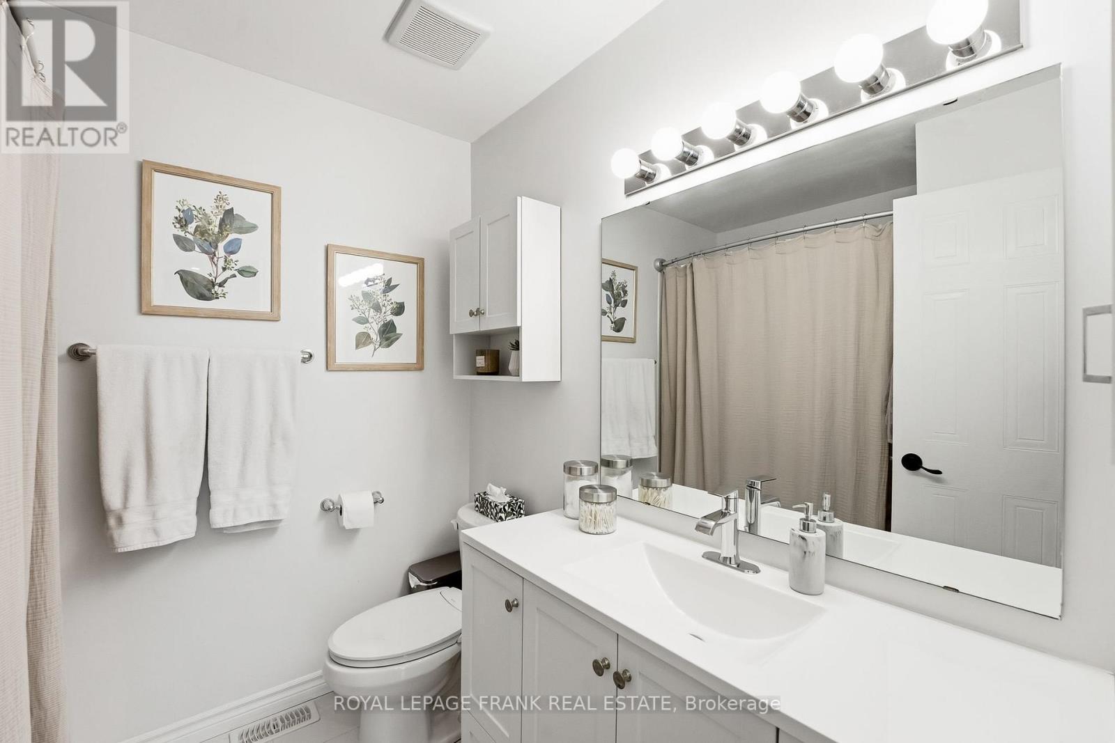 












815 ATTERSLEY DRIVE

,
Oshawa (Pinecrest),




Ontario
L1K1T4

