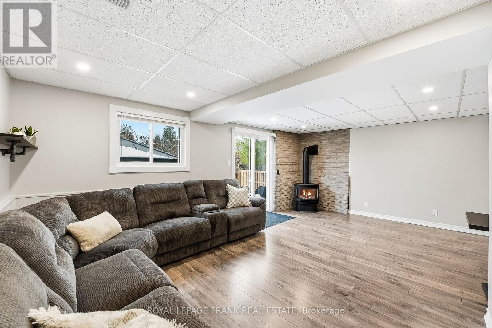 












815 ATTERSLEY DRIVE

,
Oshawa (Pinecrest),




Ontario
L1K1T4

