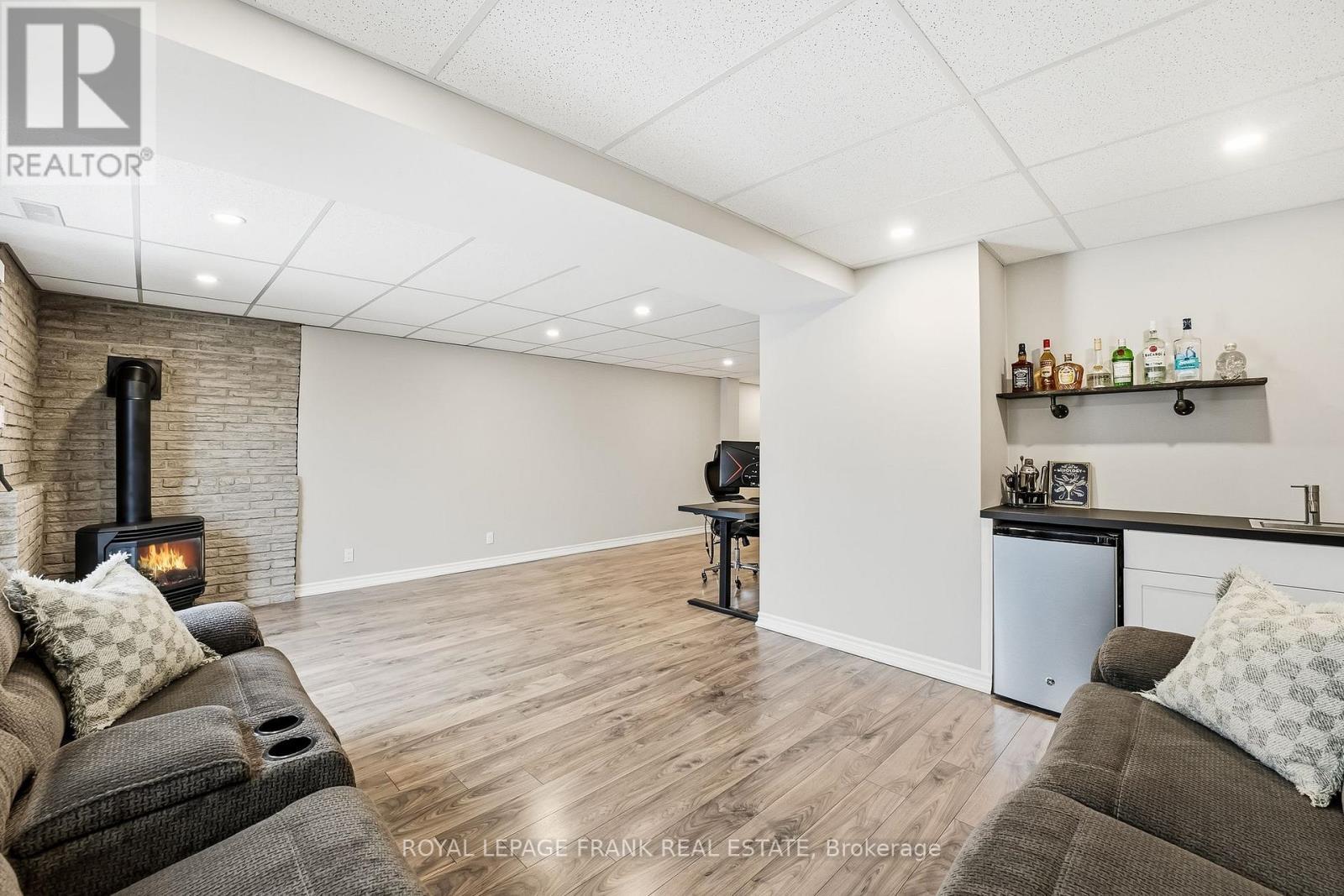 












815 ATTERSLEY DRIVE

,
Oshawa (Pinecrest),




Ontario
L1K1T4

