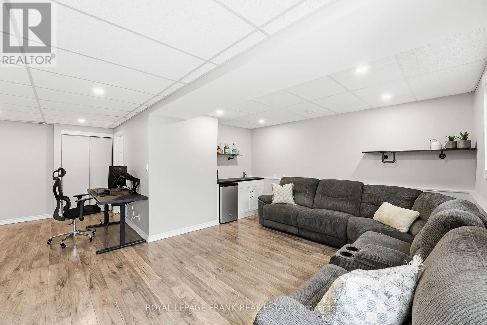 












815 ATTERSLEY DRIVE

,
Oshawa (Pinecrest),




Ontario
L1K1T4

