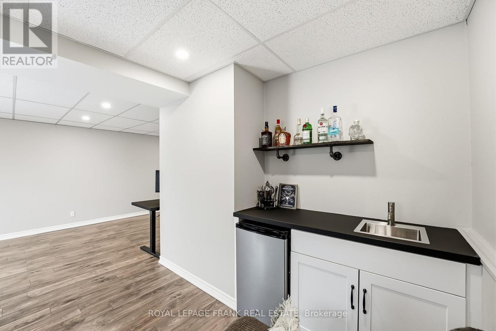 












815 ATTERSLEY DRIVE

,
Oshawa (Pinecrest),




Ontario
L1K1T4

