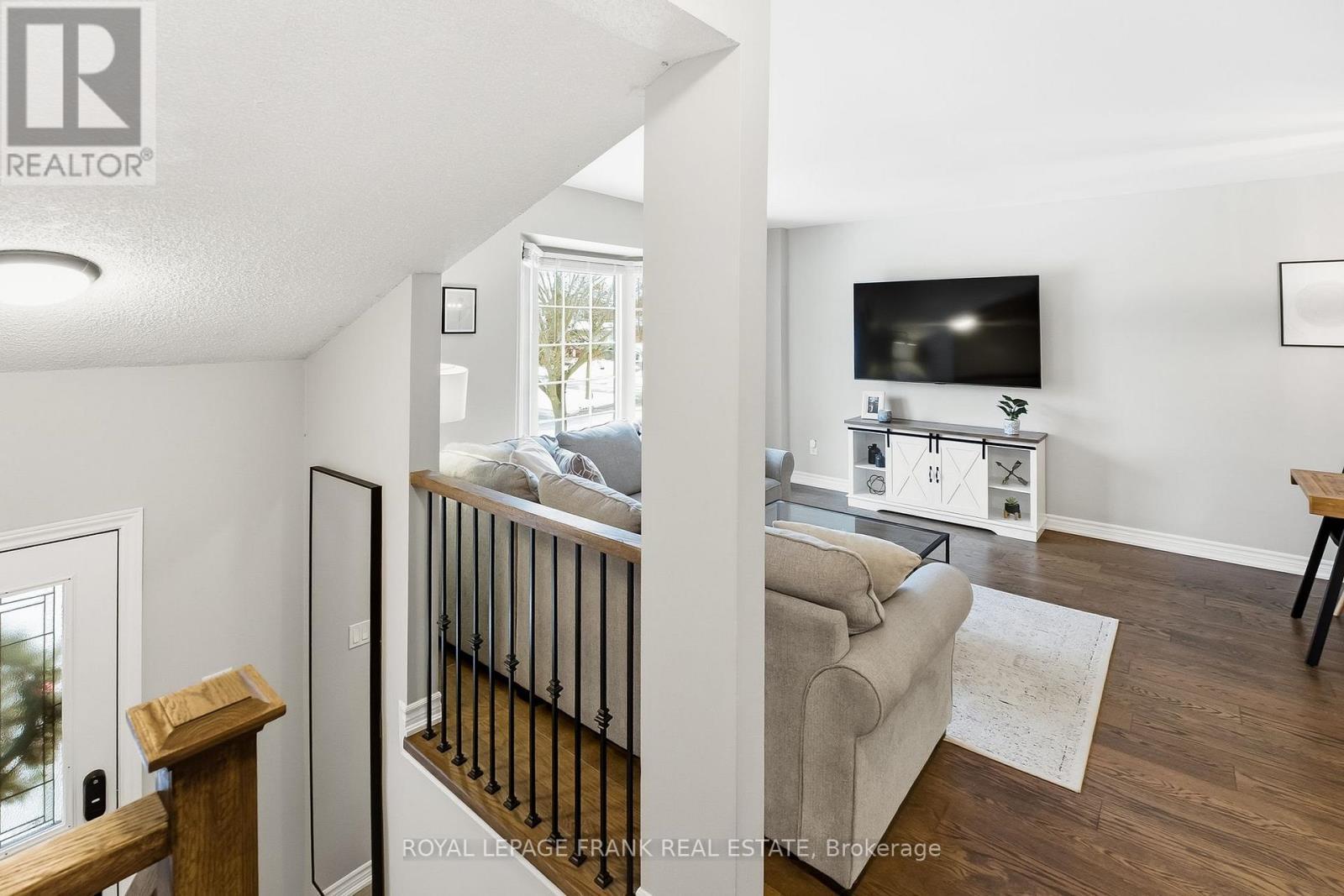 












815 ATTERSLEY DRIVE

,
Oshawa (Pinecrest),




Ontario
L1K1T4

