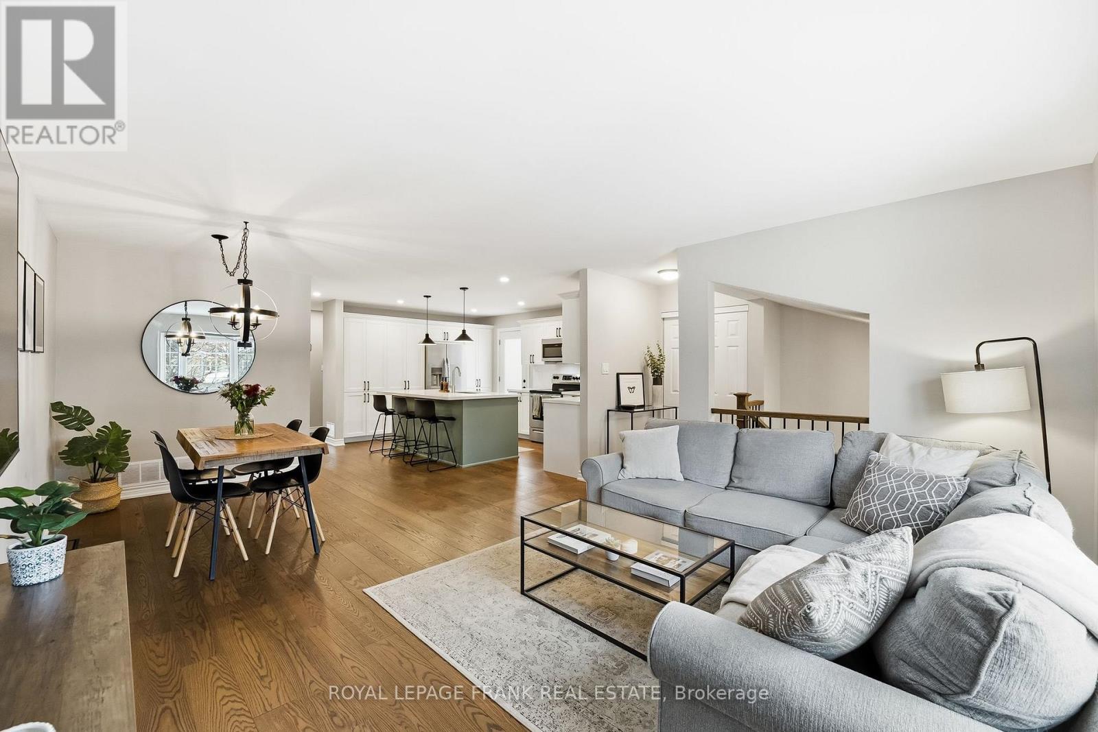 












815 ATTERSLEY DRIVE

,
Oshawa (Pinecrest),




Ontario
L1K1T4

