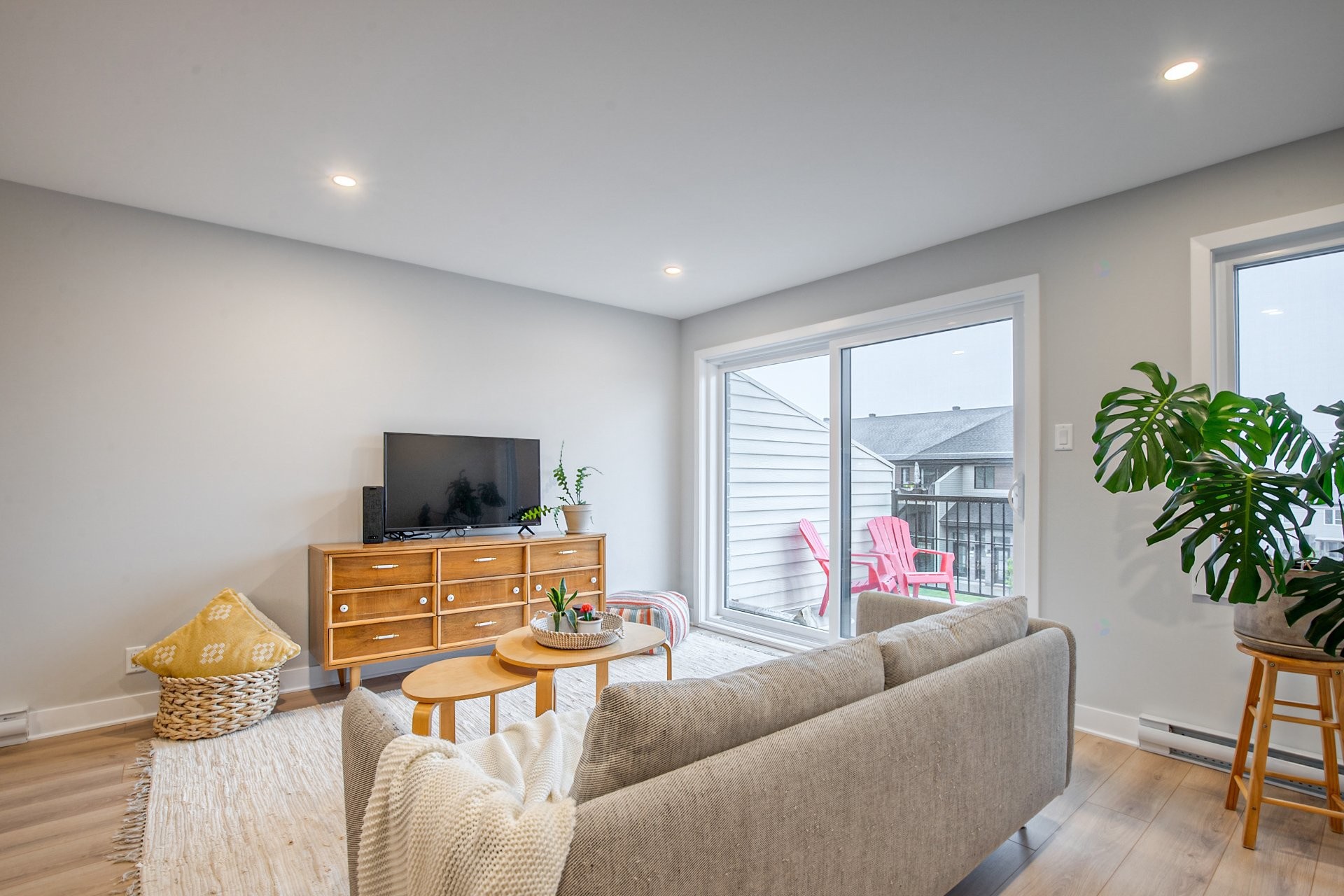 









734


Rue Magnone

,
Granby,




QC
J2H3J6

