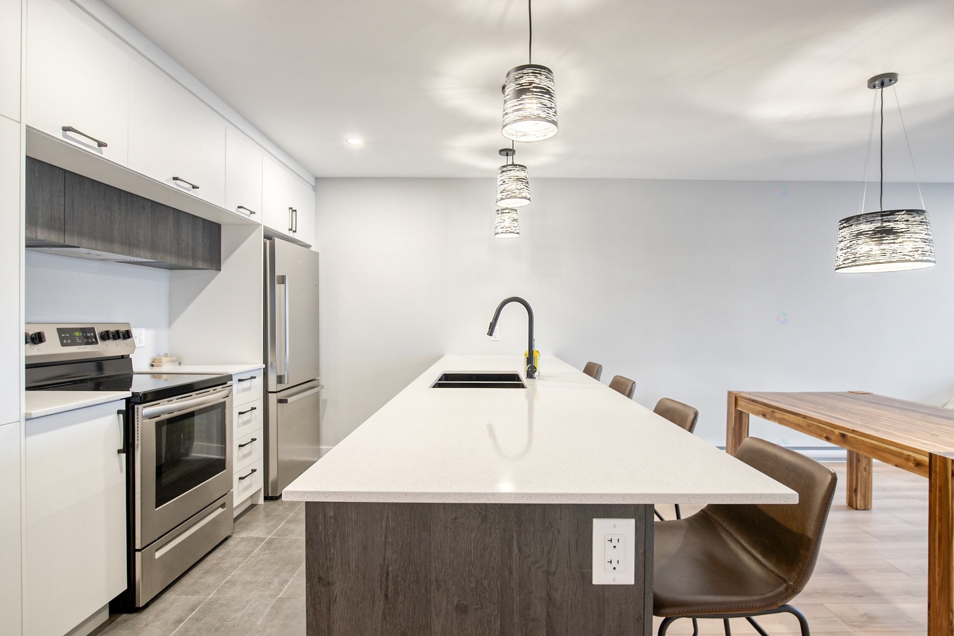 









734


Rue Magnone

,
Granby,




QC
J2H3J6

