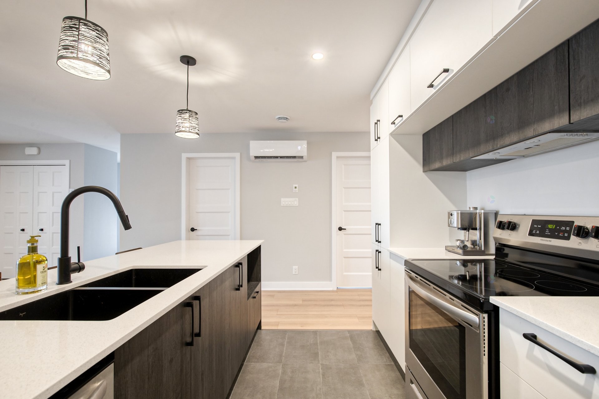 









734


Rue Magnone

,
Granby,




QC
J2H3J6

