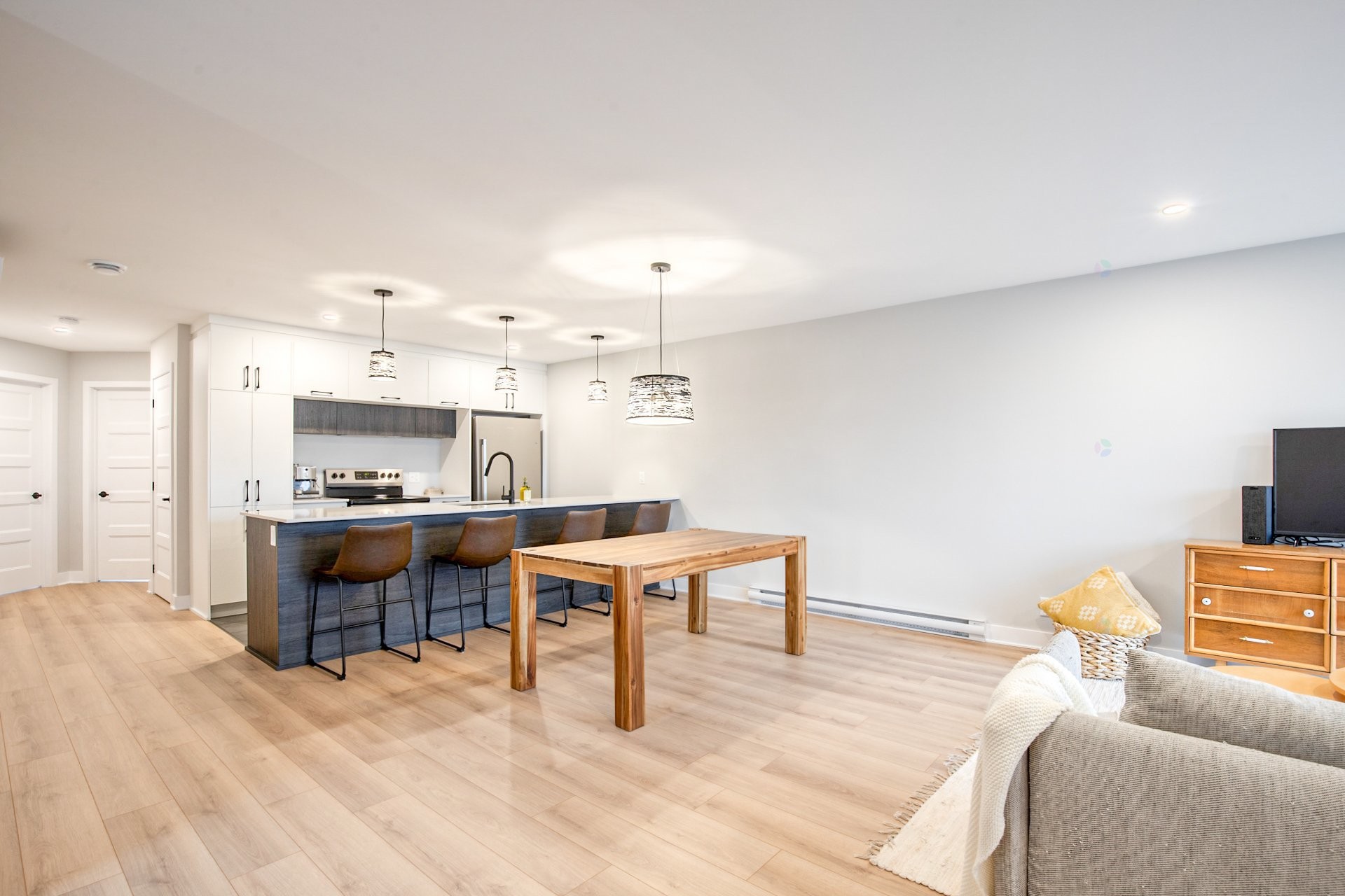 









734


Rue Magnone

,
Granby,




QC
J2H3J6

