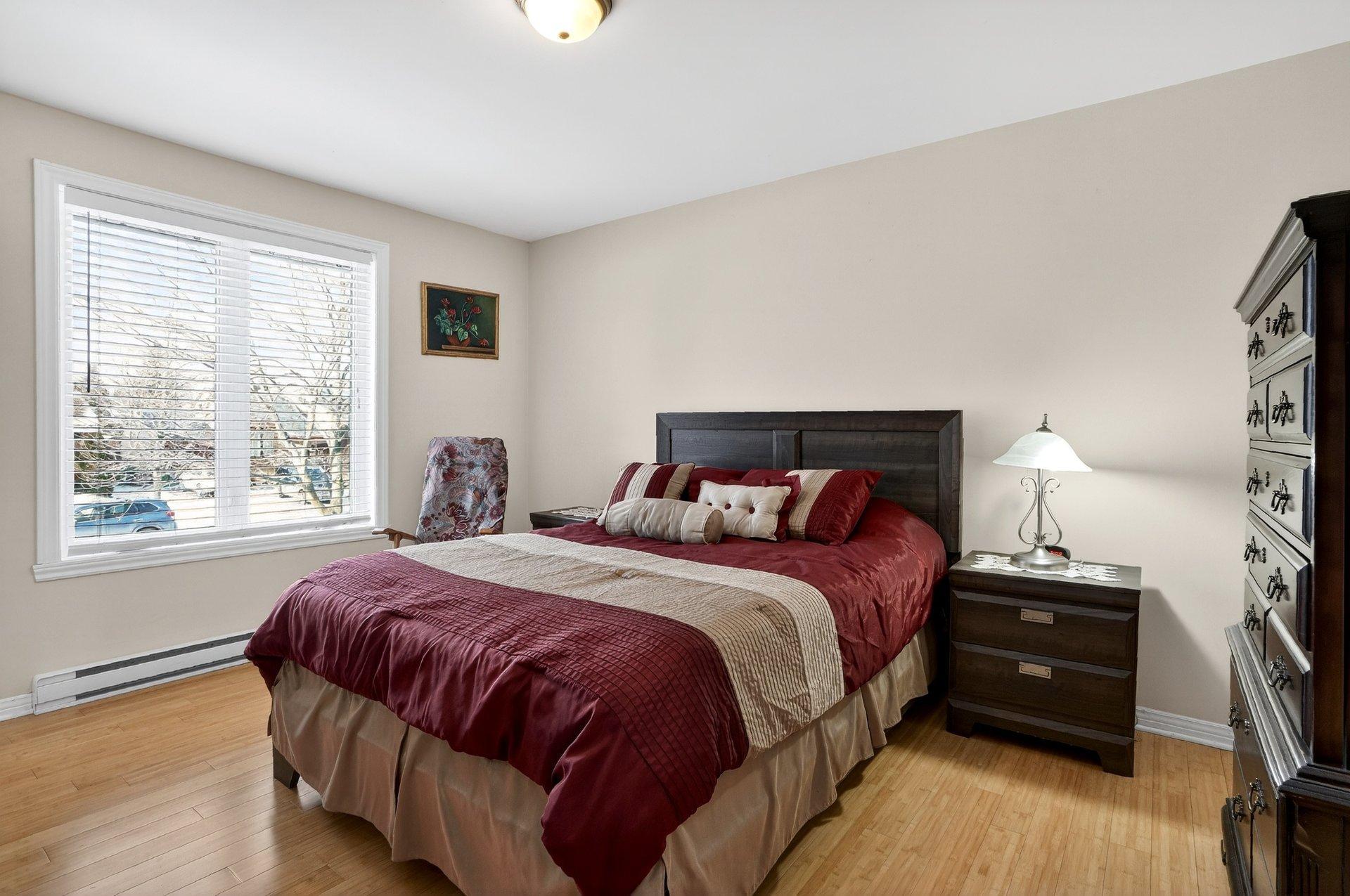 









17790


Rue Antoine-Faucon

,
Montréal (Pierrefonds-Roxboro),




QC
H9J3N2

