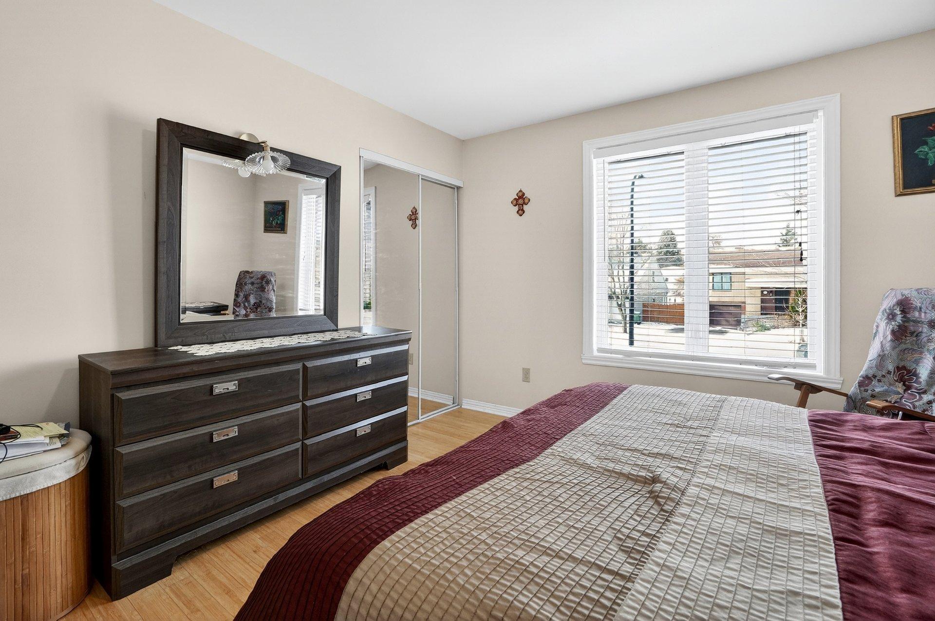 









17790


Rue Antoine-Faucon

,
Montréal (Pierrefonds-Roxboro),




QC
H9J3N2

