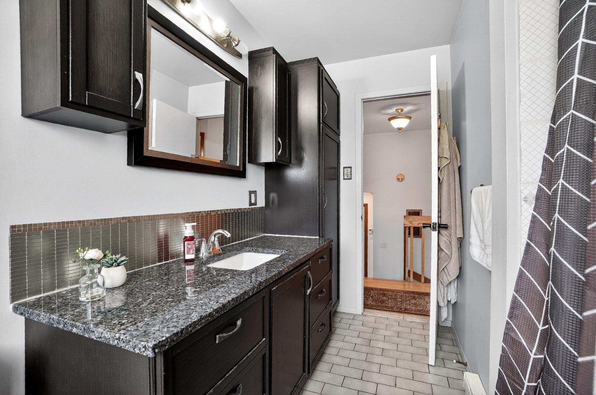 









17790


Rue Antoine-Faucon

,
Montréal (Pierrefonds-Roxboro),




QC
H9J3N2

