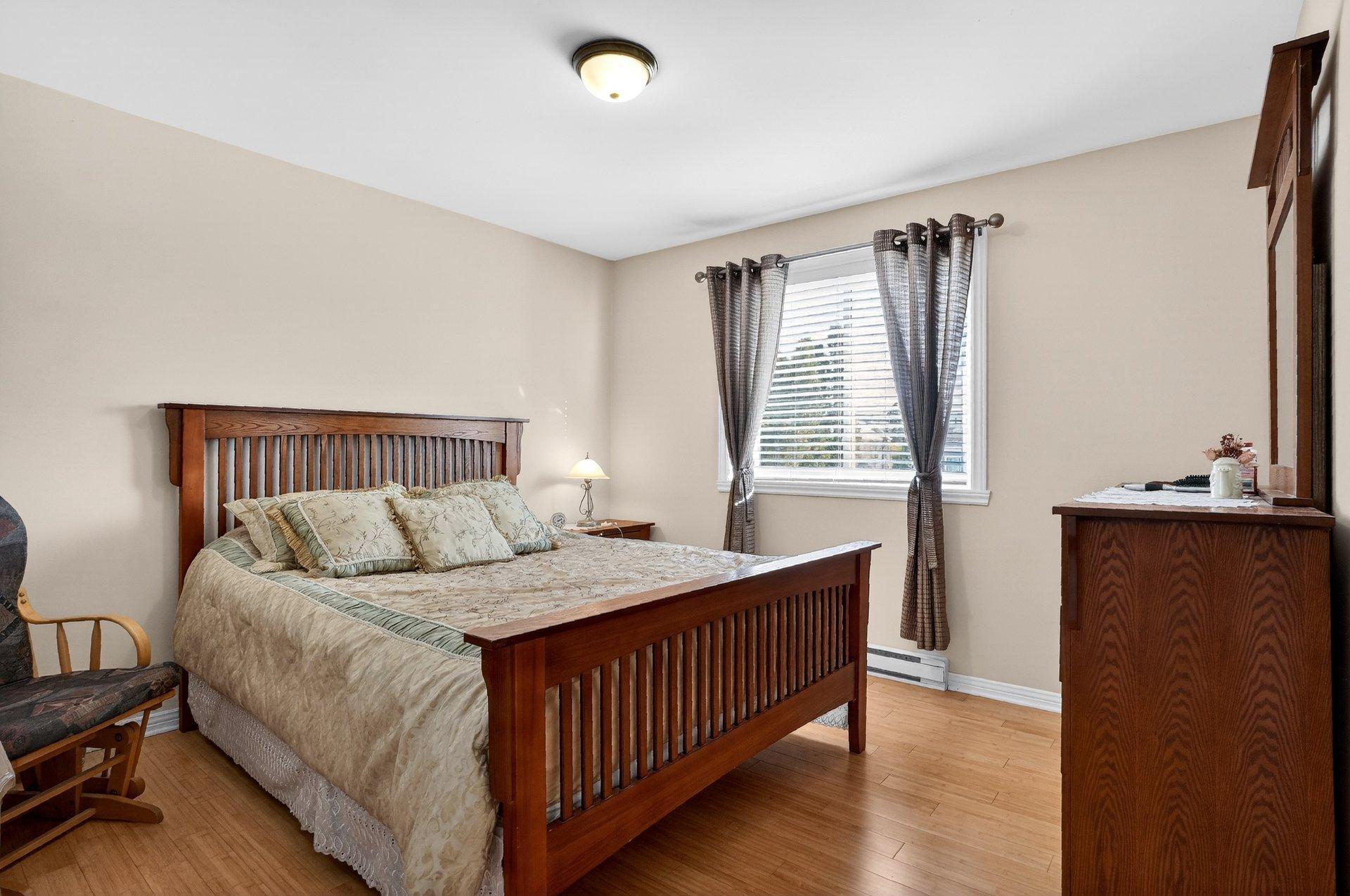 









17790


Rue Antoine-Faucon

,
Montréal (Pierrefonds-Roxboro),




QC
H9J3N2

