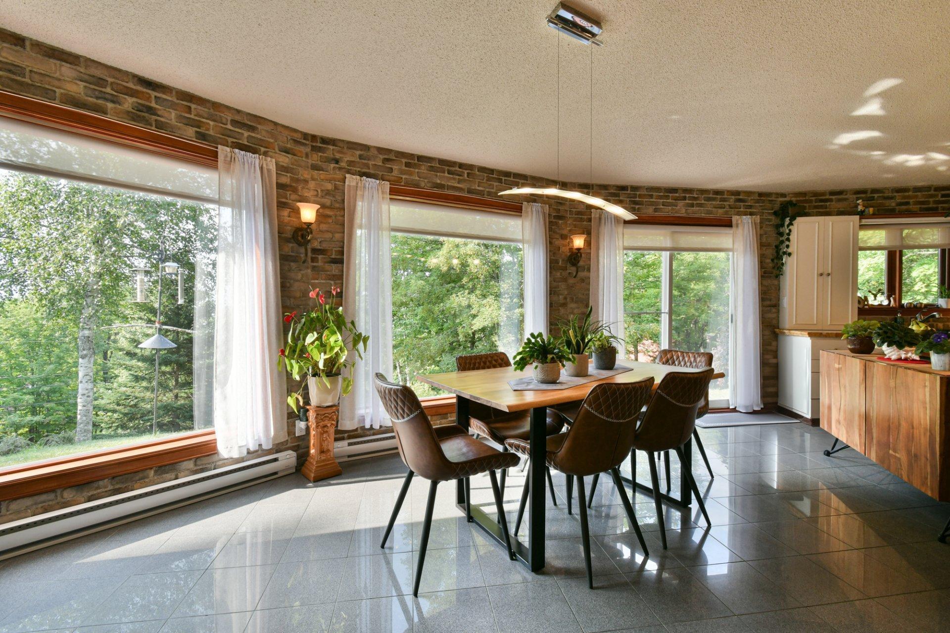 









744


Rue de Fribourg

,
Sainte-Adèle,




QC
J8B2G6

