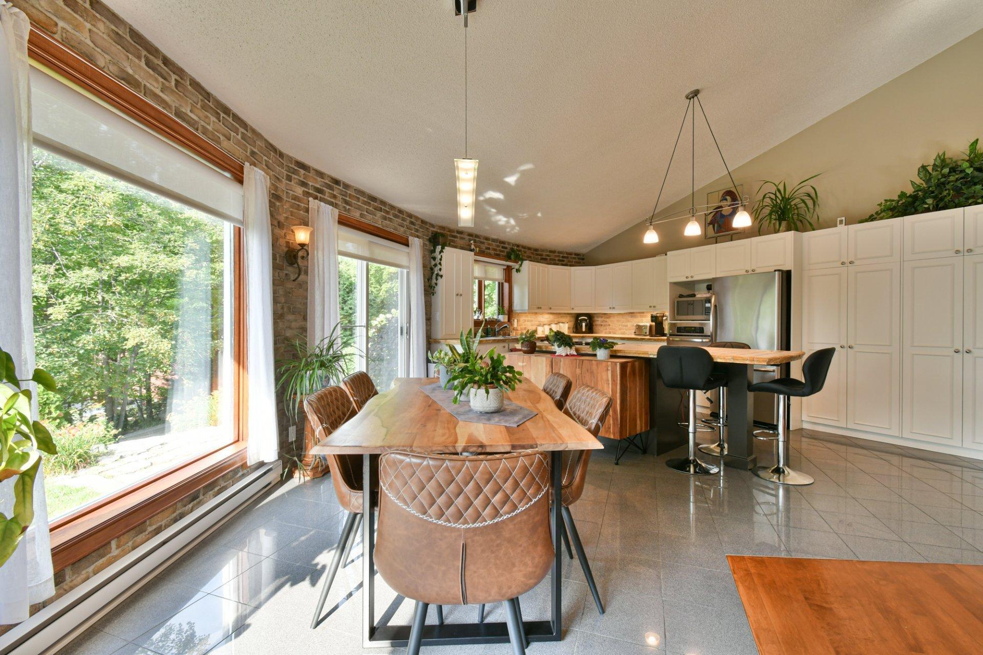 









744


Rue de Fribourg

,
Sainte-Adèle,




QC
J8B2G6

