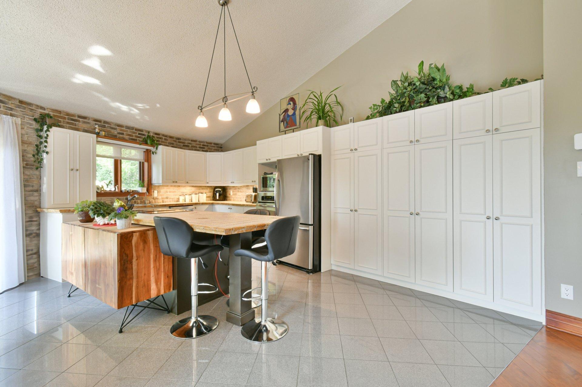 









744


Rue de Fribourg

,
Sainte-Adèle,




QC
J8B2G6

