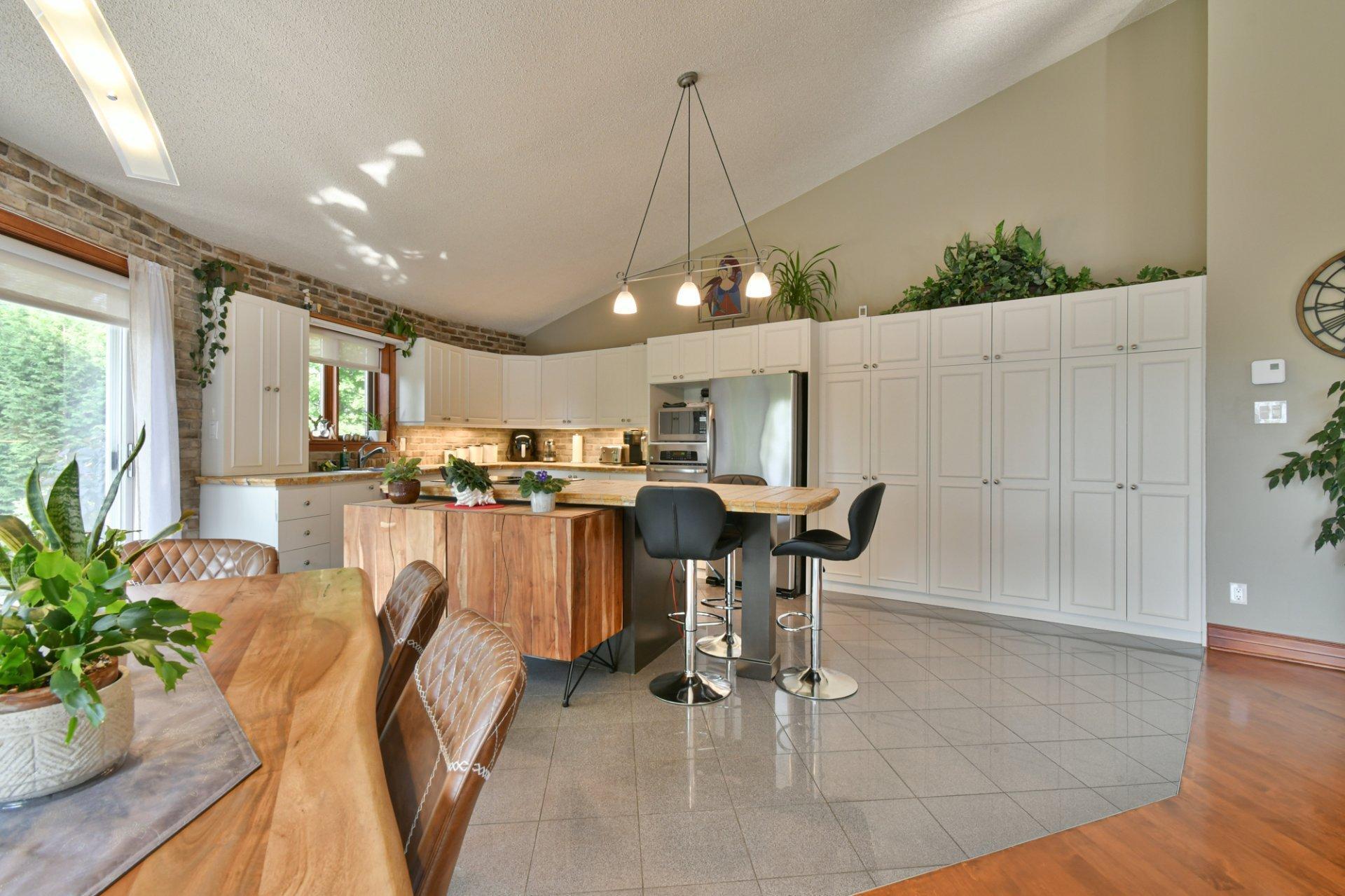 









744


Rue de Fribourg

,
Sainte-Adèle,




QC
J8B2G6

