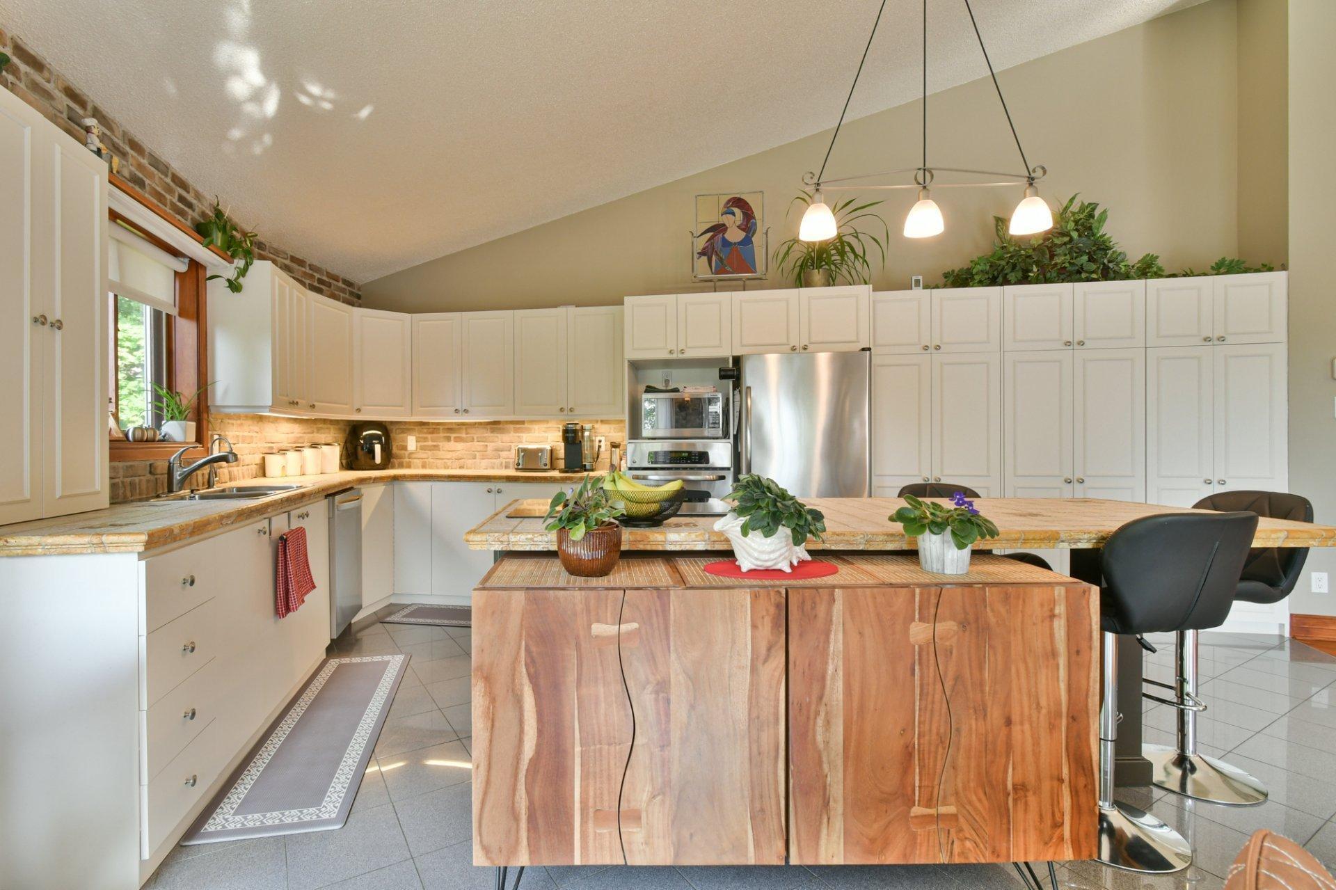 









744


Rue de Fribourg

,
Sainte-Adèle,




QC
J8B2G6

