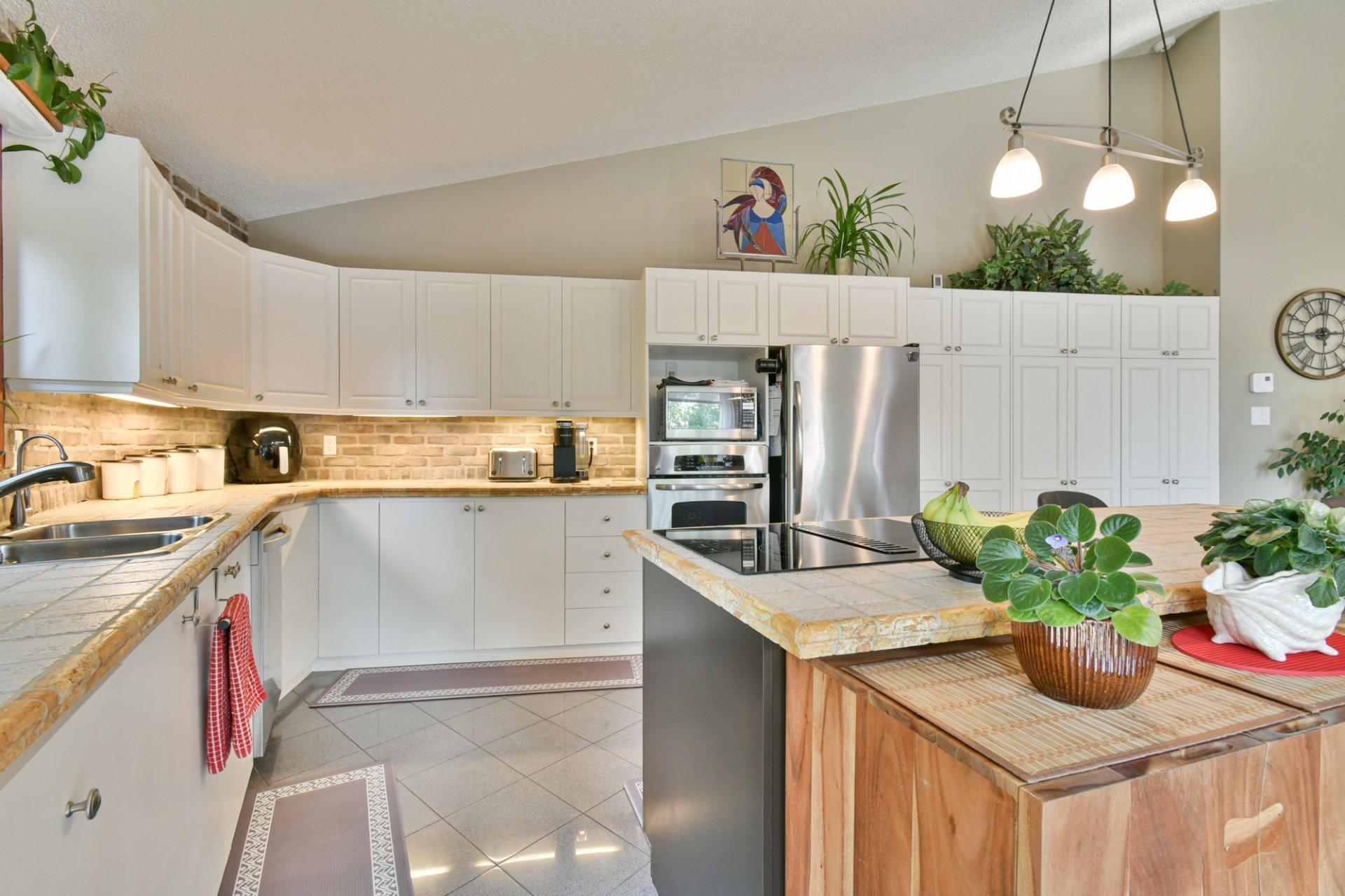 









744


Rue de Fribourg

,
Sainte-Adèle,




QC
J8B2G6

