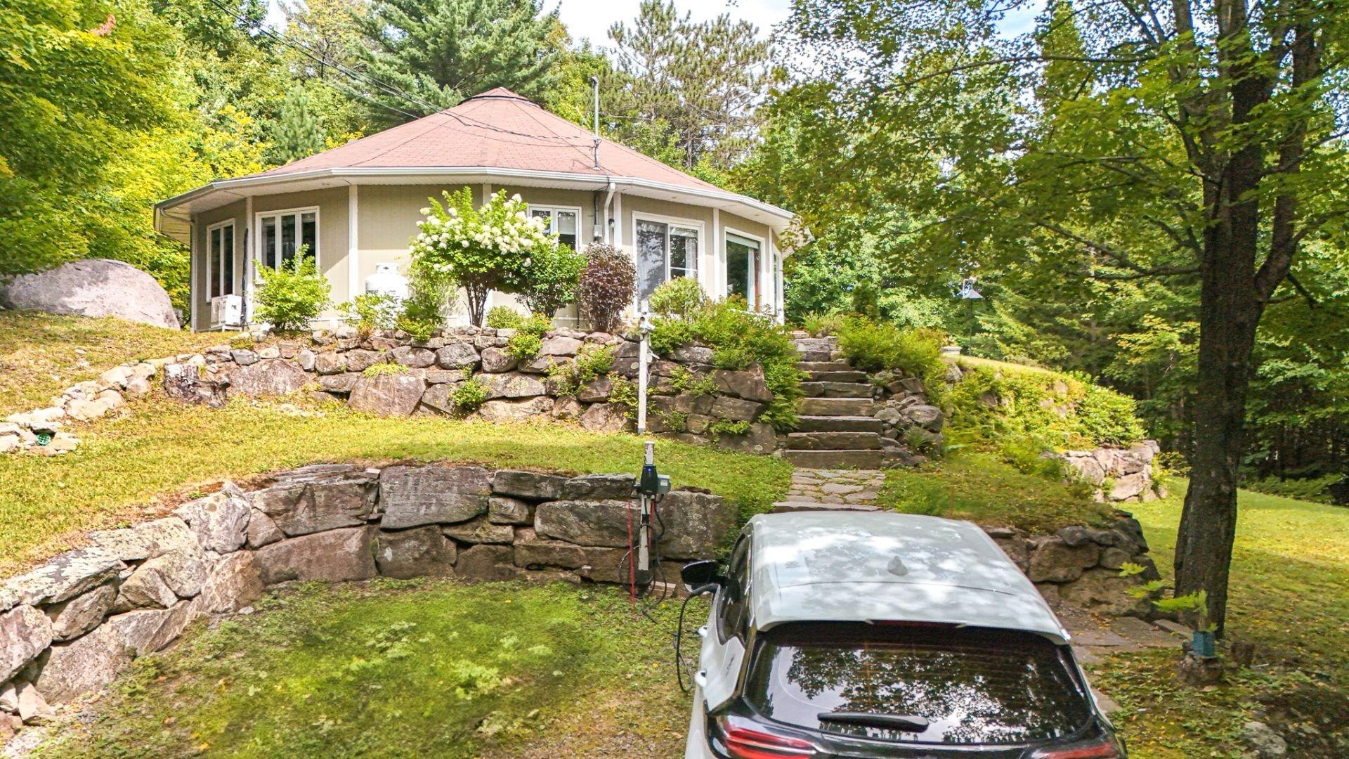 









744


Rue de Fribourg

,
Sainte-Adèle,




QC
J8B2G6

