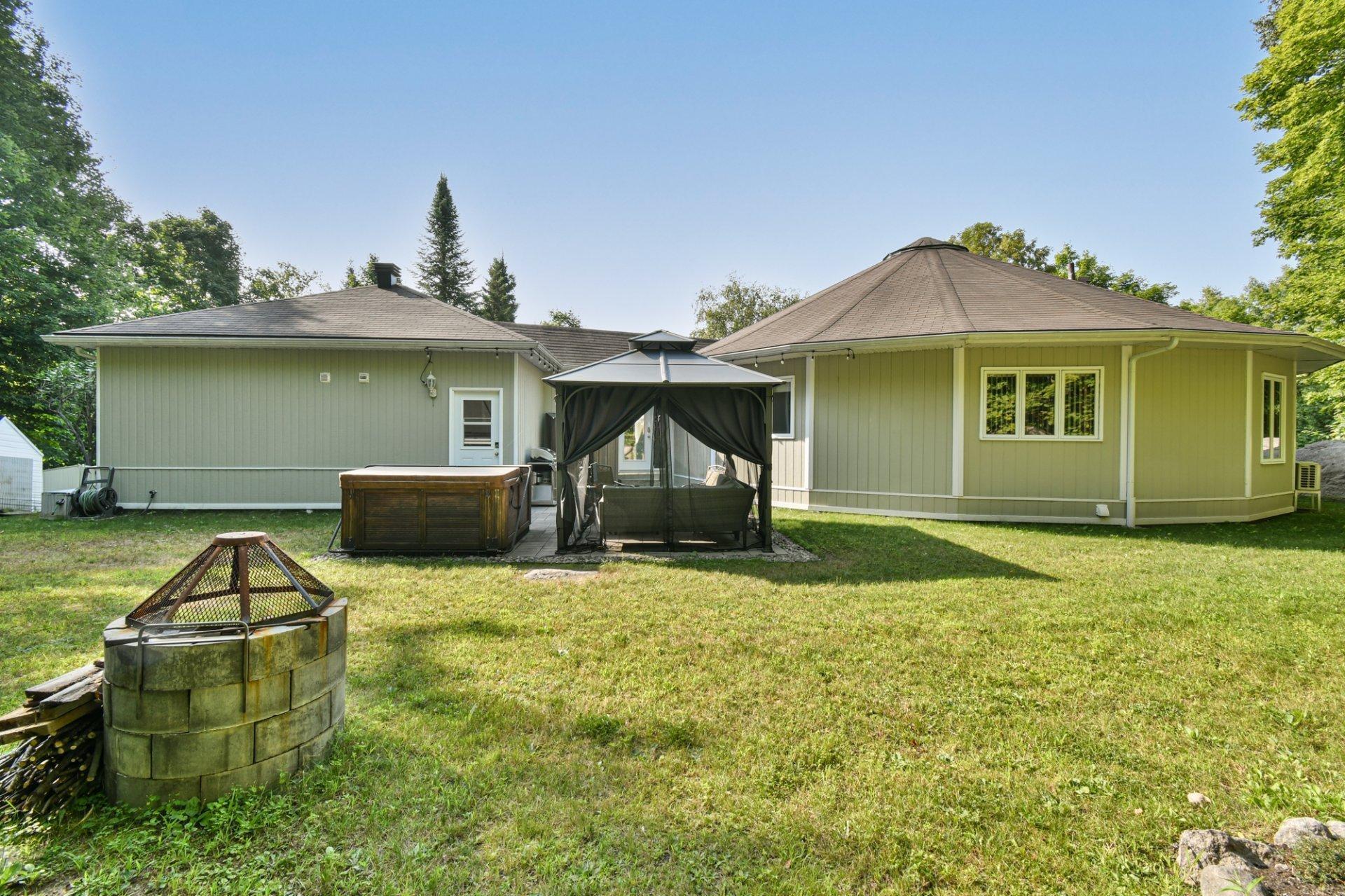 









744


Rue de Fribourg

,
Sainte-Adèle,




QC
J8B2G6

