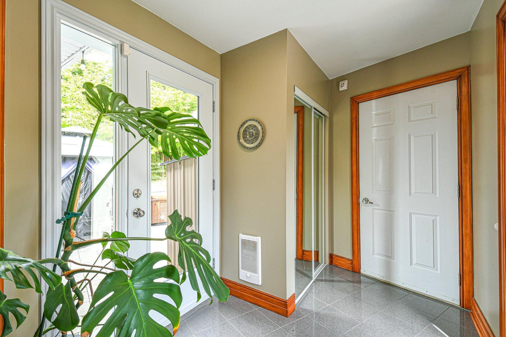 









744


Rue de Fribourg

,
Sainte-Adèle,




QC
J8B2G6

