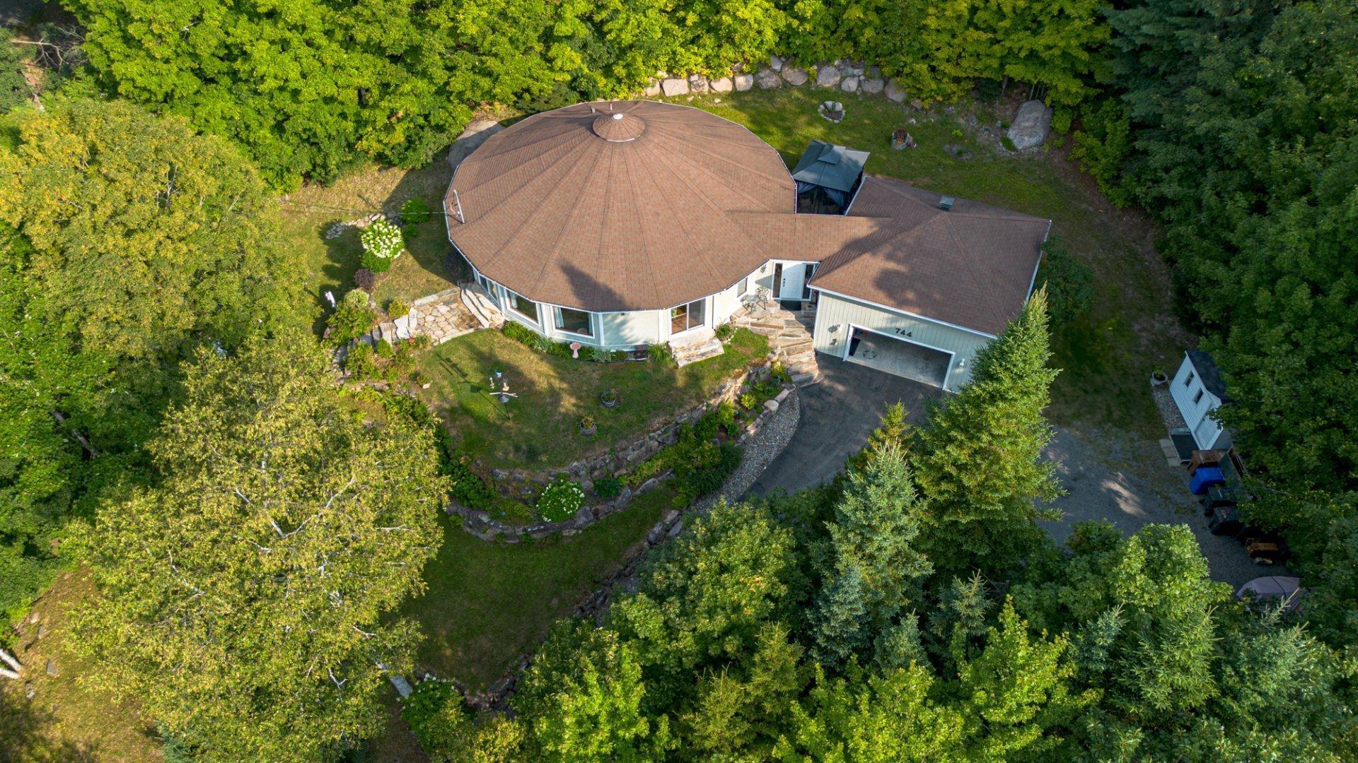 









744


Rue de Fribourg

,
Sainte-Adèle,




QC
J8B2G6

