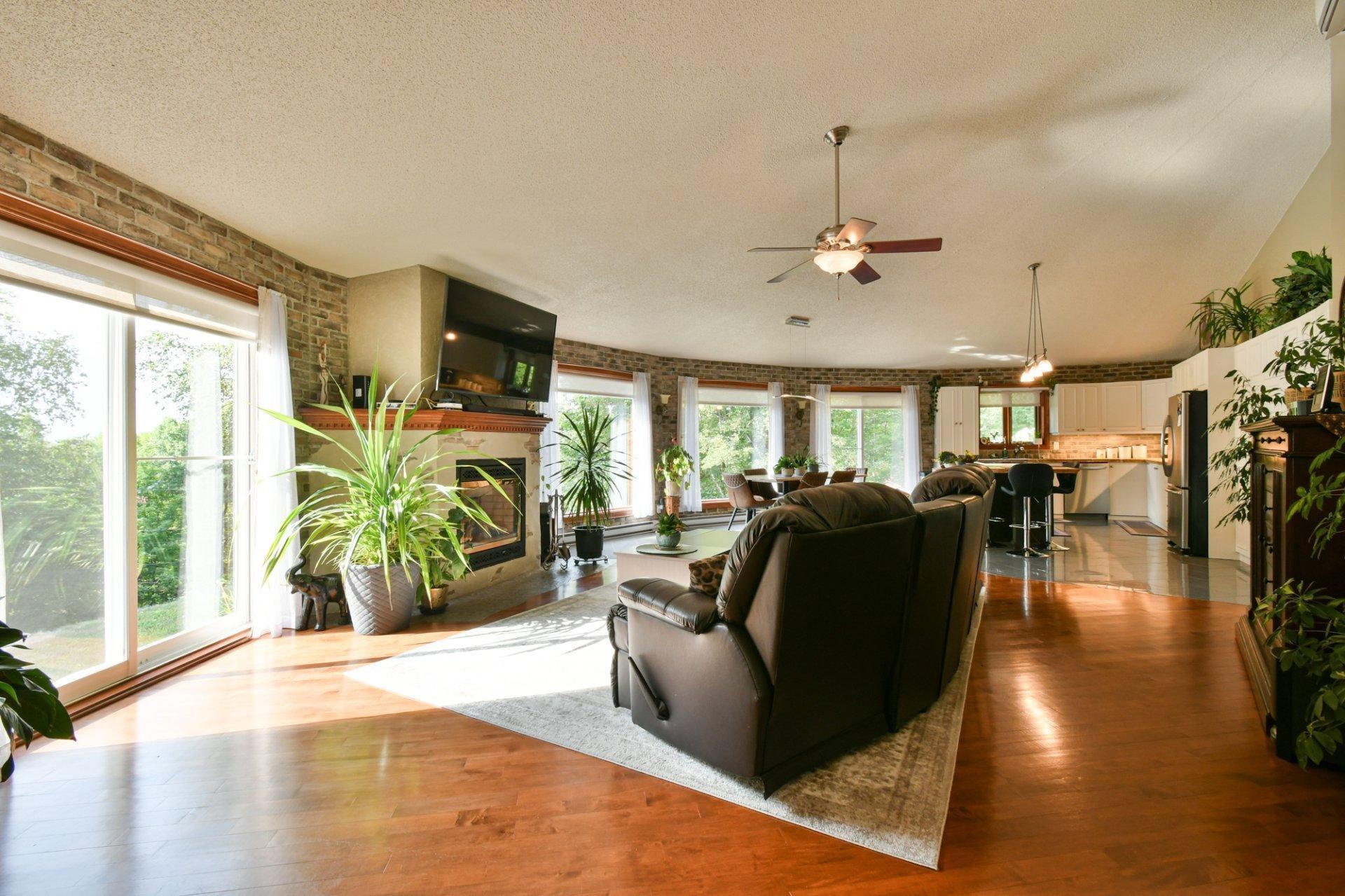 









744


Rue de Fribourg

,
Sainte-Adèle,




QC
J8B2G6

