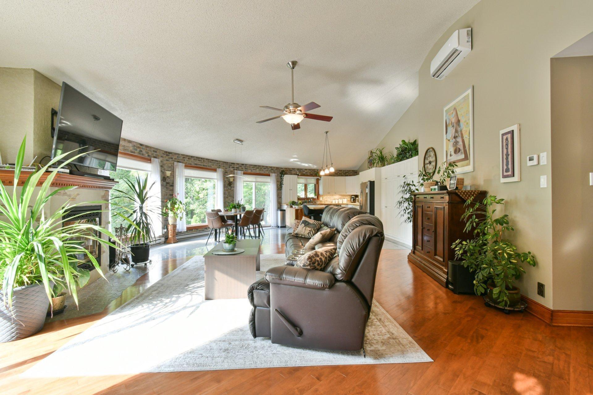 









744


Rue de Fribourg

,
Sainte-Adèle,




QC
J8B2G6

