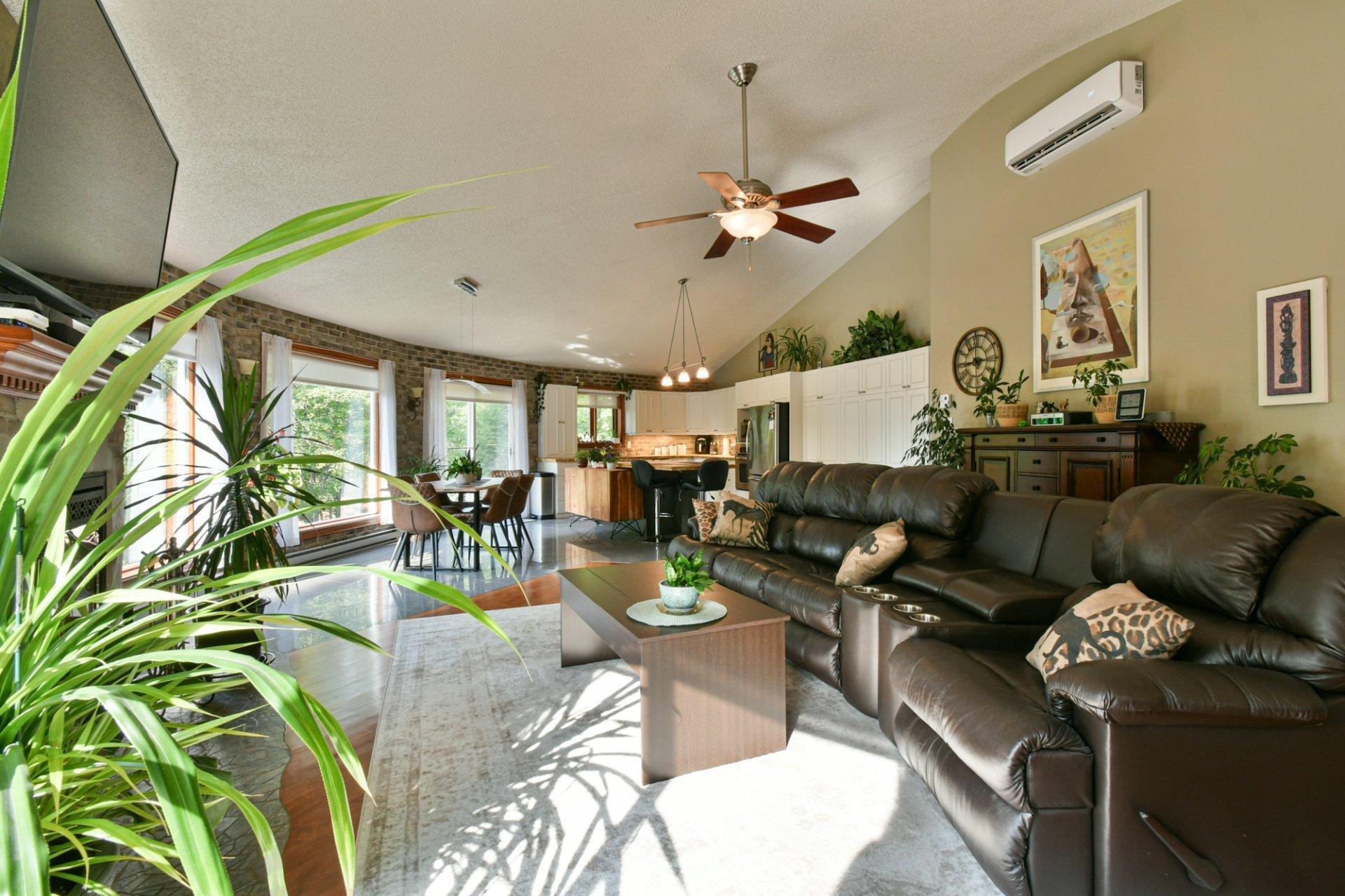 









744


Rue de Fribourg

,
Sainte-Adèle,




QC
J8B2G6

