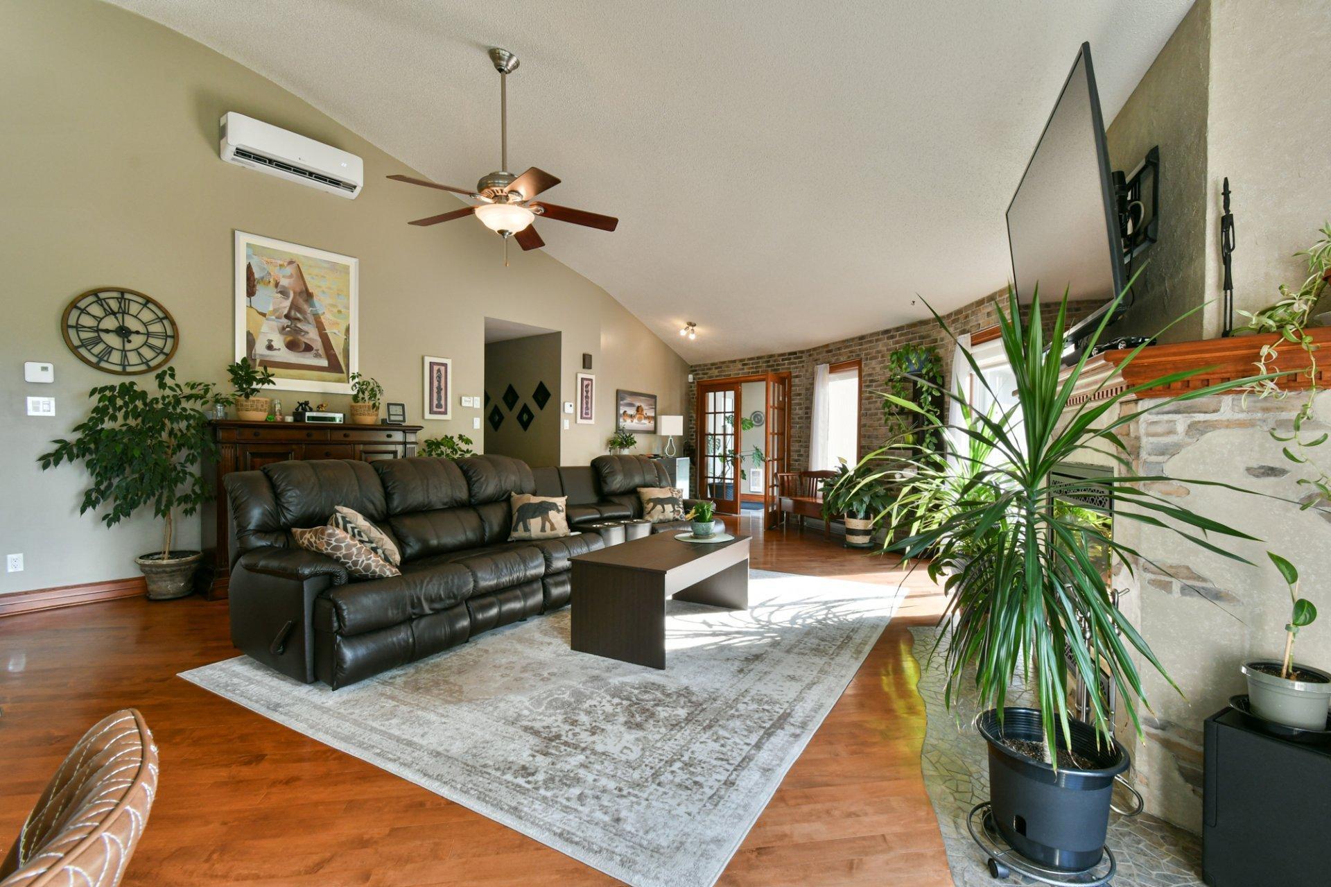 









744


Rue de Fribourg

,
Sainte-Adèle,




QC
J8B2G6

