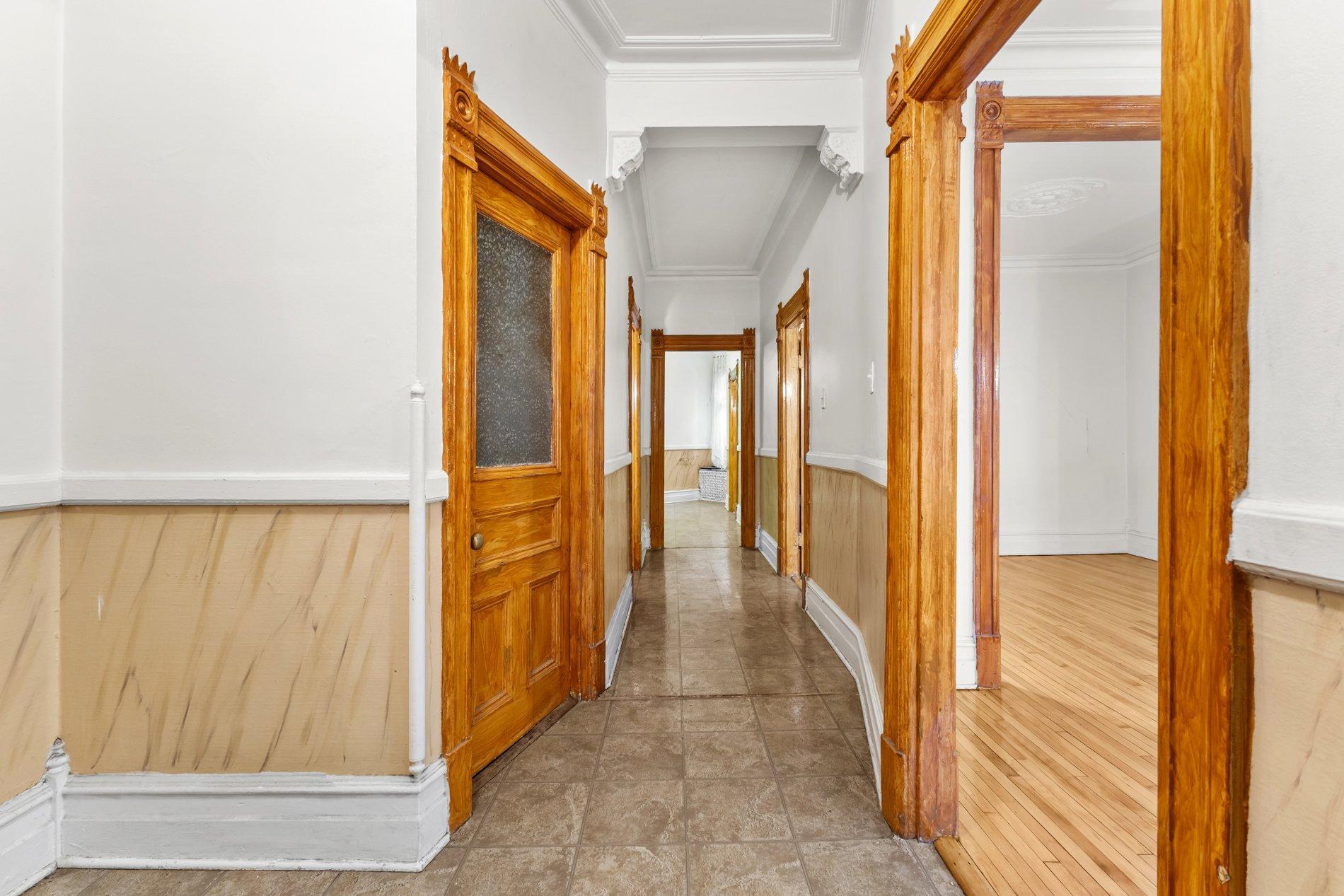 









5603

 - 5605


Rue Hutchison

,
Montréal (Le Plateau-Mont-Royal),




QC
H2V4B5

