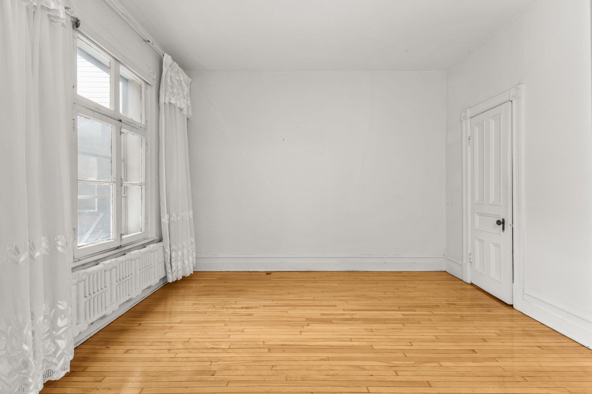 









5603

 - 5605


Rue Hutchison

,
Montréal (Le Plateau-Mont-Royal),




QC
H2V4B5

