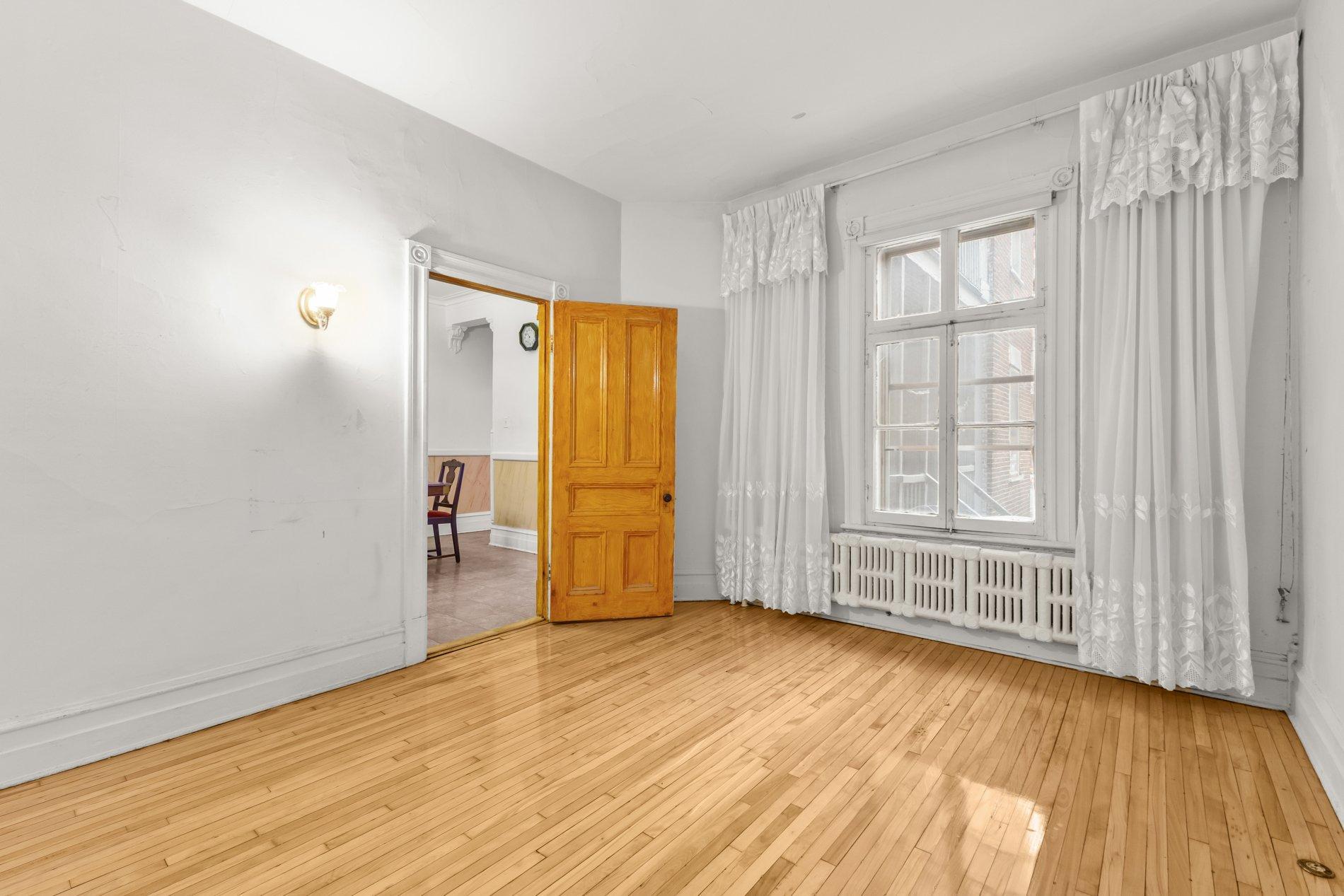 









5603

 - 5605


Rue Hutchison

,
Montréal (Le Plateau-Mont-Royal),




QC
H2V4B5

