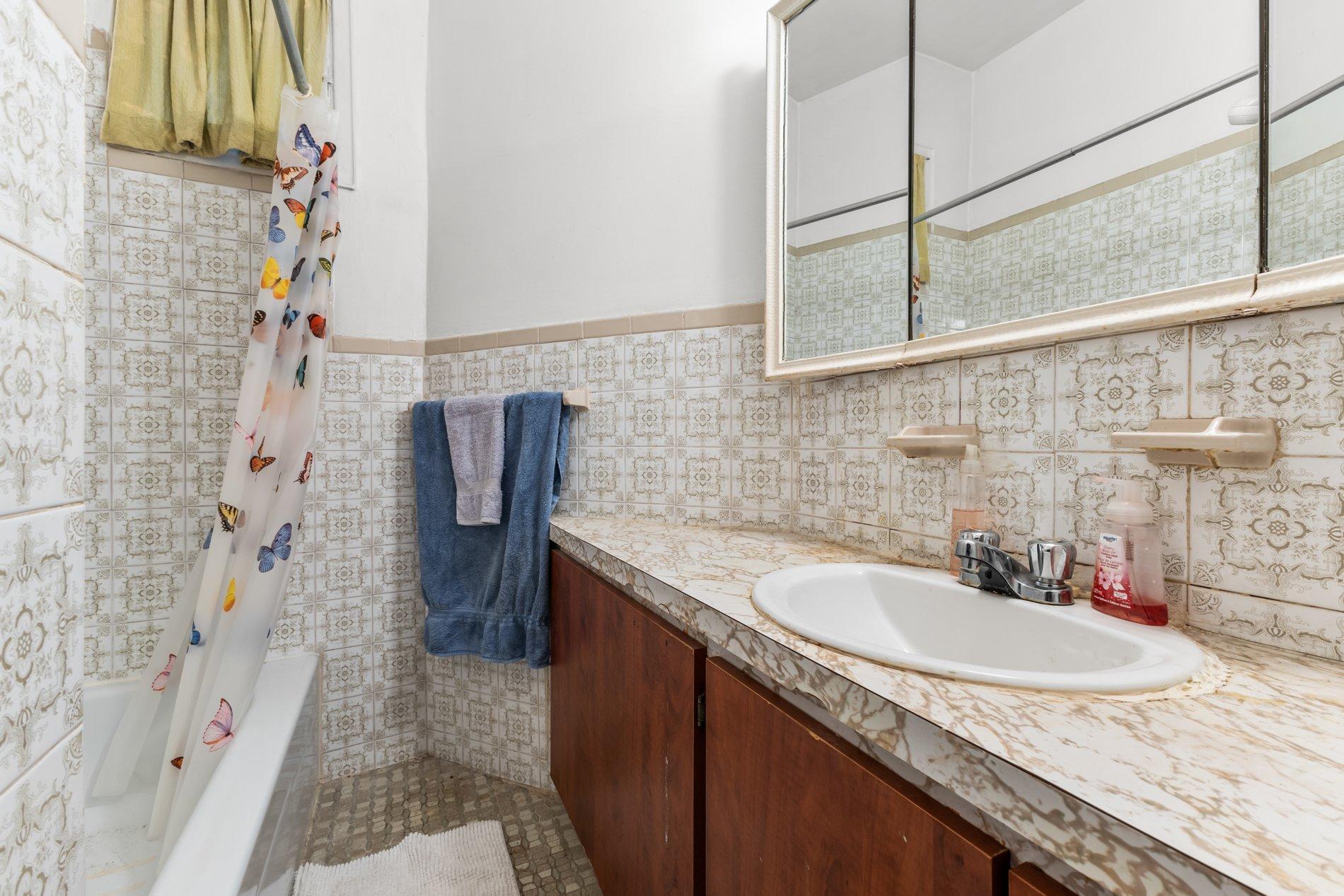 









5603

 - 5605


Rue Hutchison

,
Montréal (Le Plateau-Mont-Royal),




QC
H2V4B5

