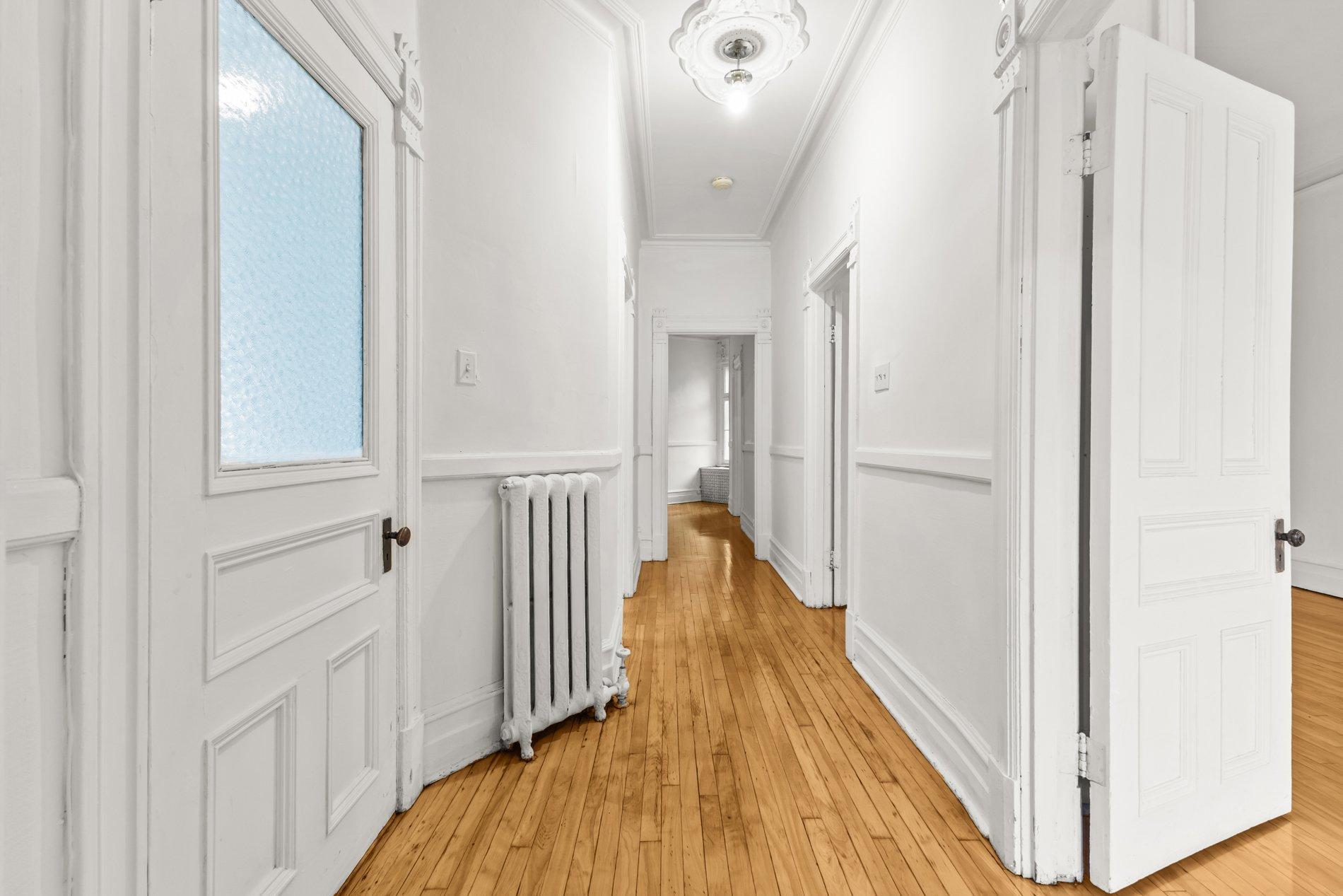 









5603

 - 5605


Rue Hutchison

,
Montréal (Le Plateau-Mont-Royal),




QC
H2V4B5

