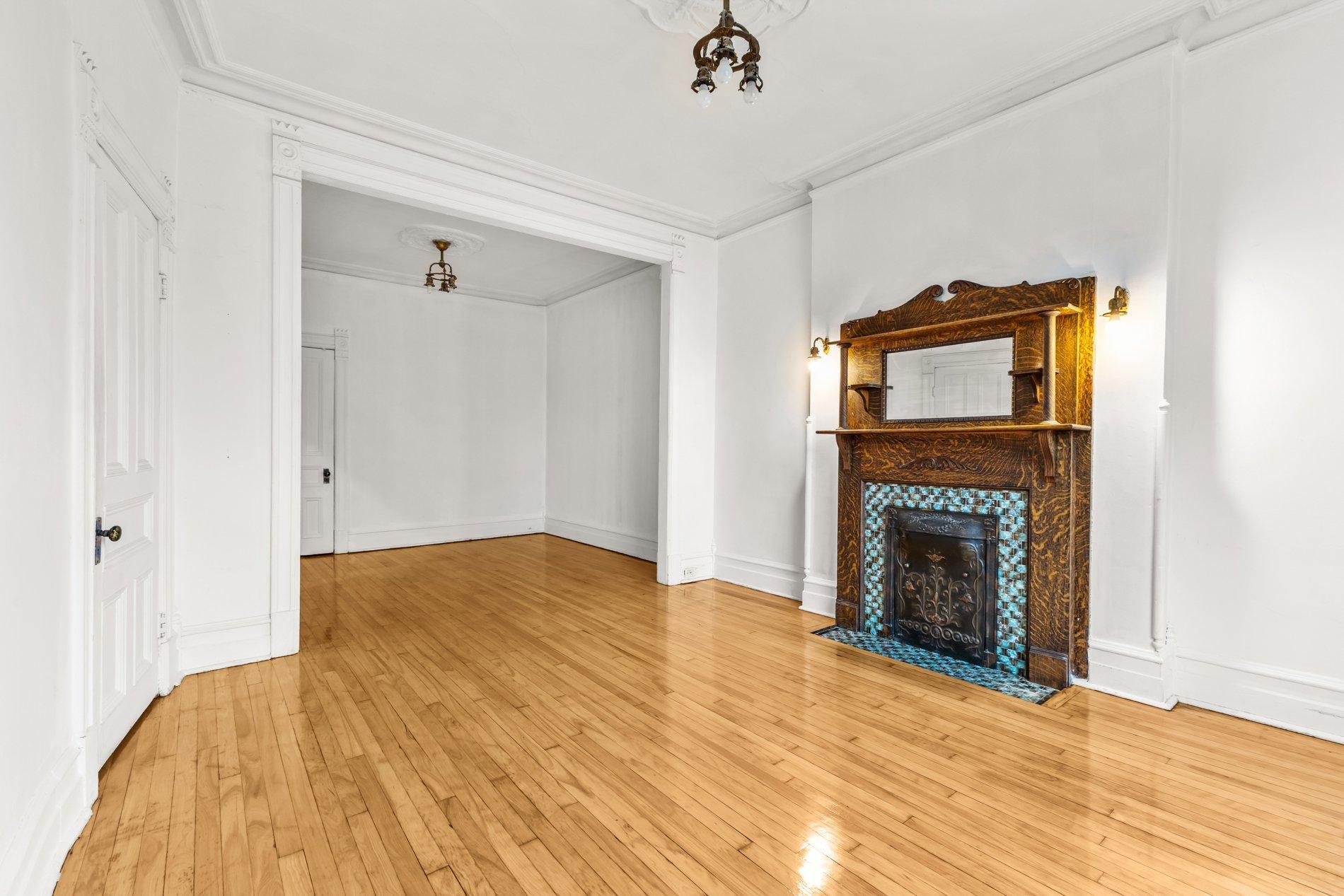 









5603

 - 5605


Rue Hutchison

,
Montréal (Le Plateau-Mont-Royal),




QC
H2V4B5

