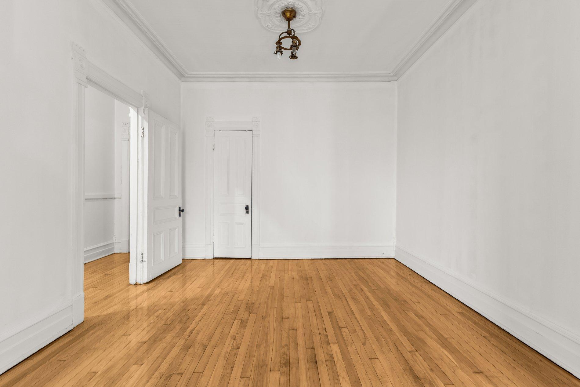 









5603

 - 5605


Rue Hutchison

,
Montréal (Le Plateau-Mont-Royal),




QC
H2V4B5

