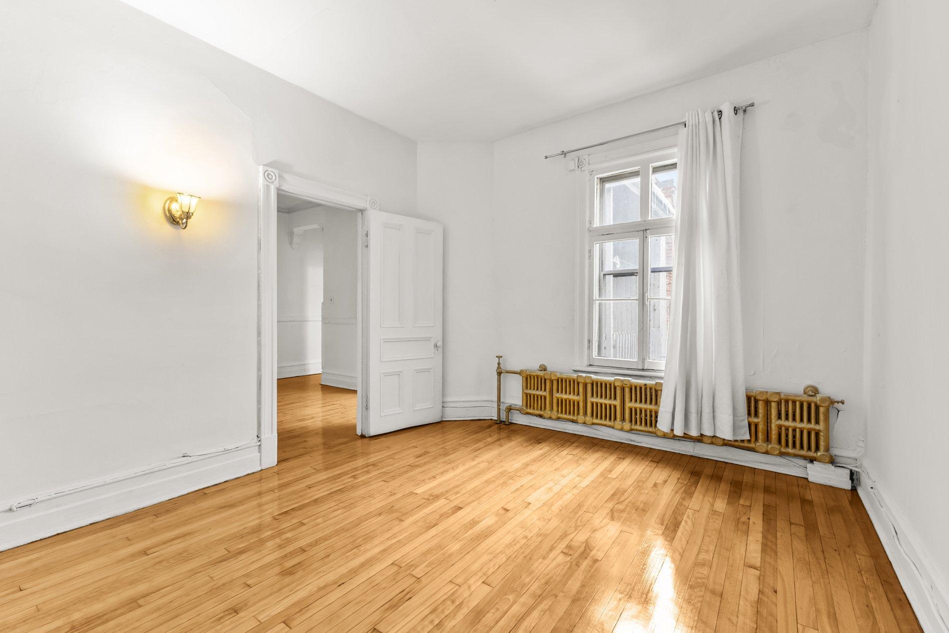 









5603

 - 5605


Rue Hutchison

,
Montréal (Le Plateau-Mont-Royal),




QC
H2V4B5

