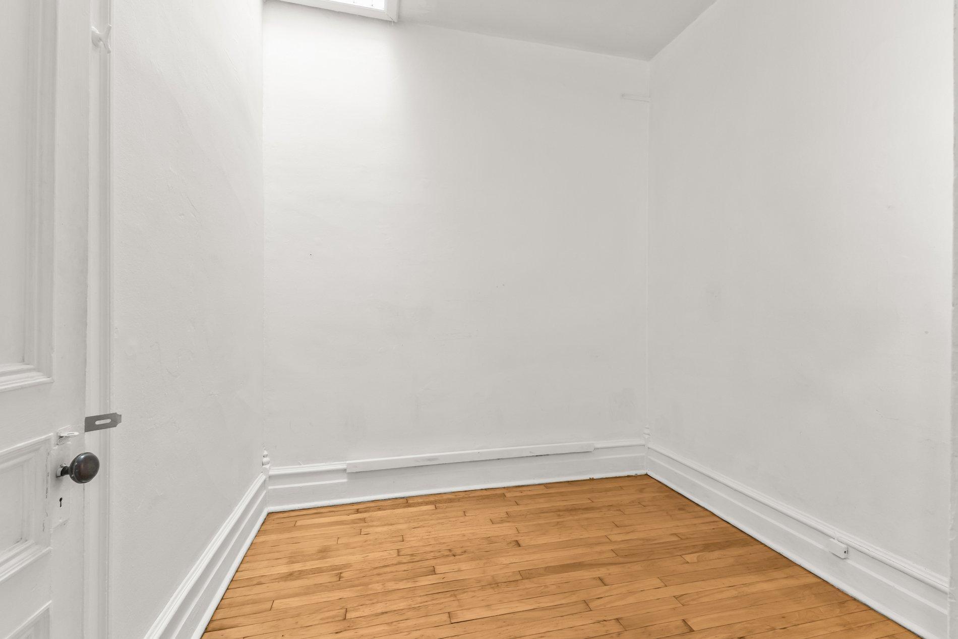 









5603

 - 5605


Rue Hutchison

,
Montréal (Le Plateau-Mont-Royal),




QC
H2V4B5

