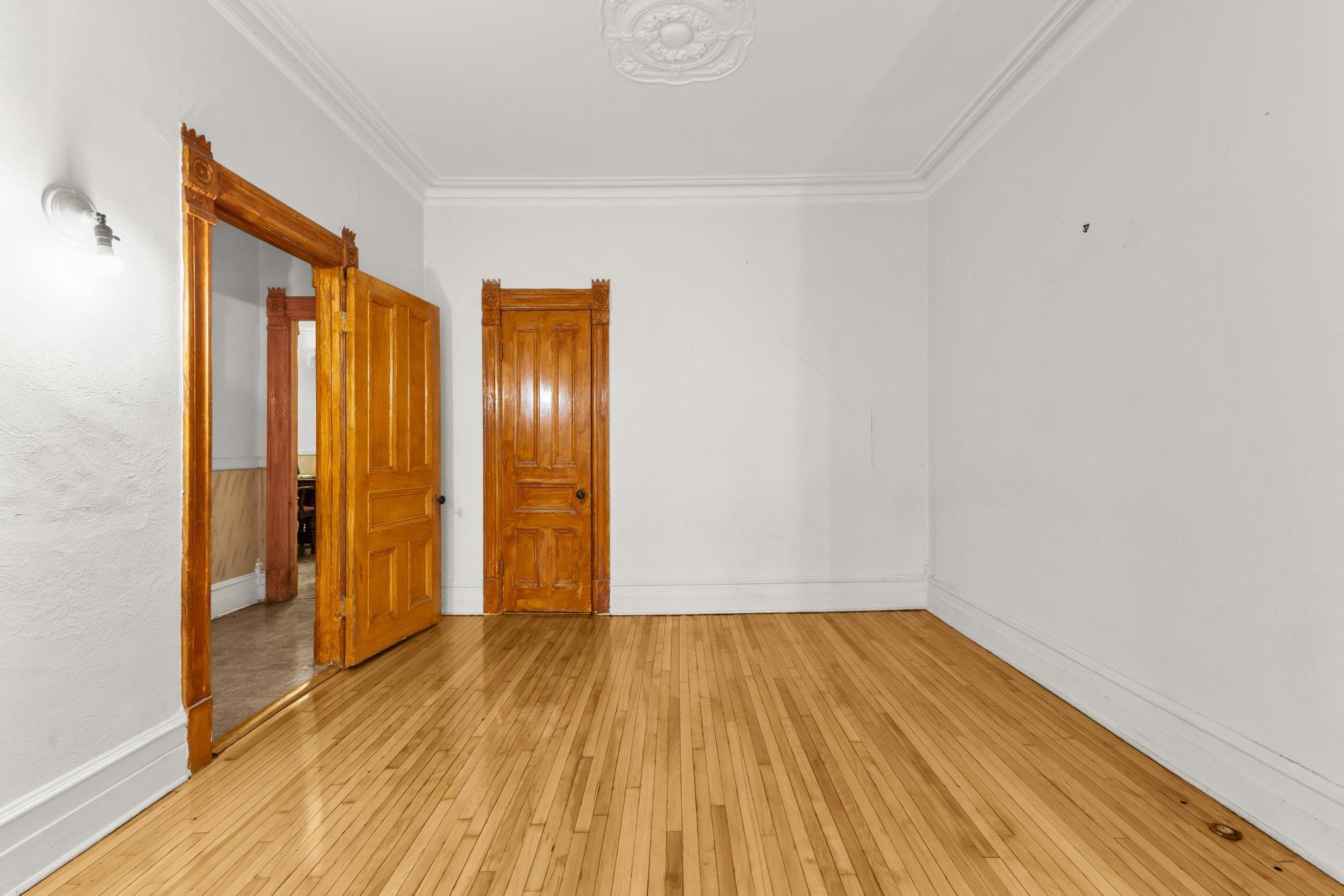 









5603

 - 5605


Rue Hutchison

,
Montréal (Le Plateau-Mont-Royal),




QC
H2V4B5

