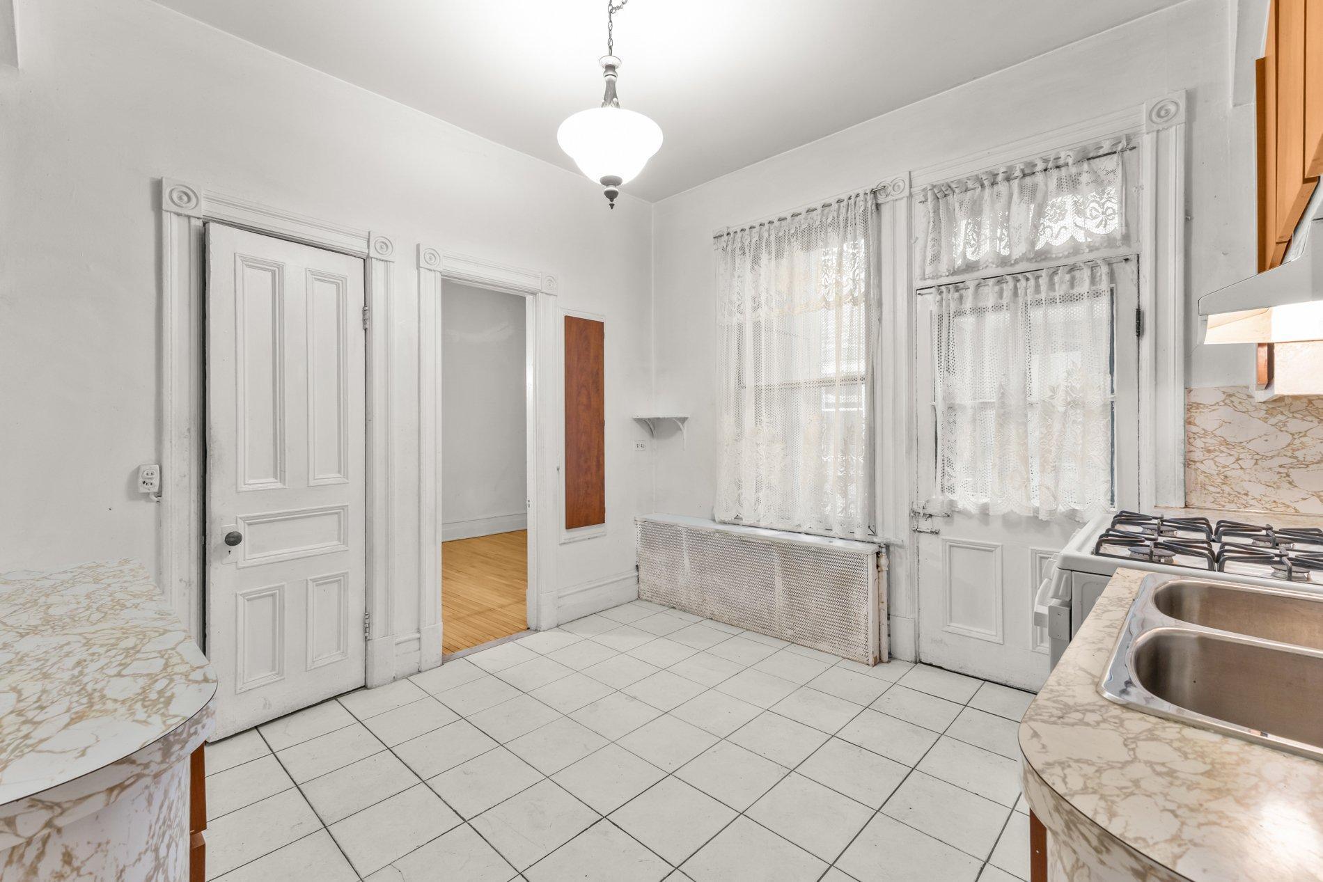 









5603

 - 5605


Rue Hutchison

,
Montréal (Le Plateau-Mont-Royal),




QC
H2V4B5

