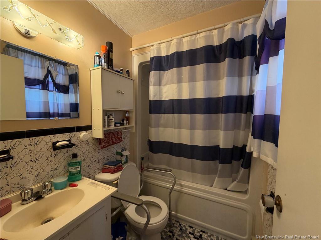 









246


Rue Acadie

,
Beresford,




NB
E8K 2E7

