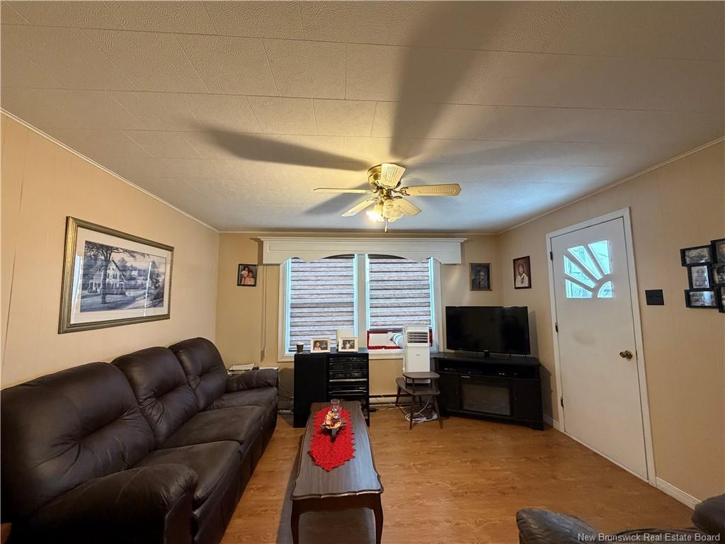 









246


Rue Acadie

,
Beresford,




NB
E8K 2E7

